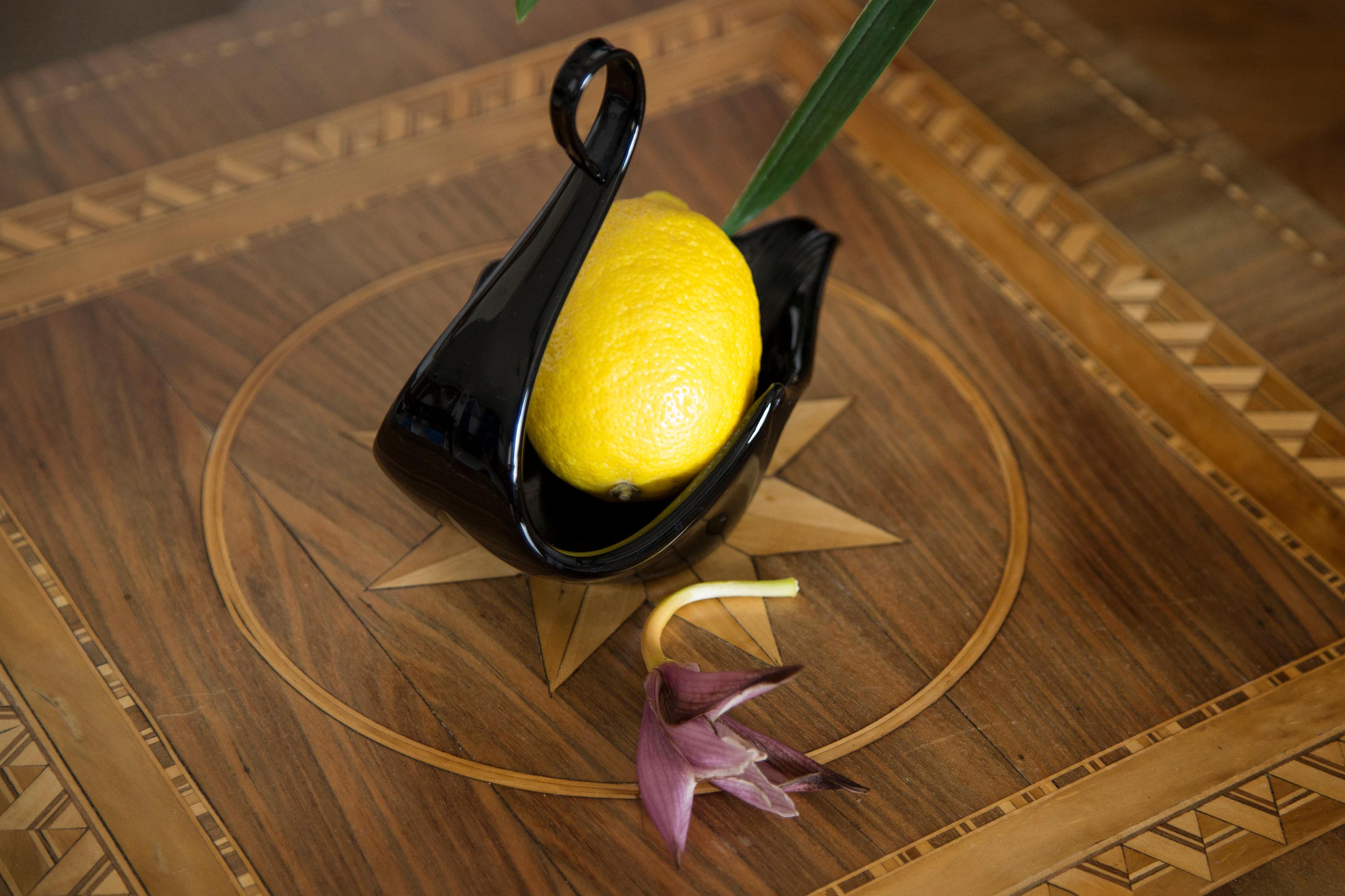 Mid-Century moderno Piatto decorativo in vetro con ciotola a forma di cigno nero di metà secolo, Italia, anni '60 in vendita