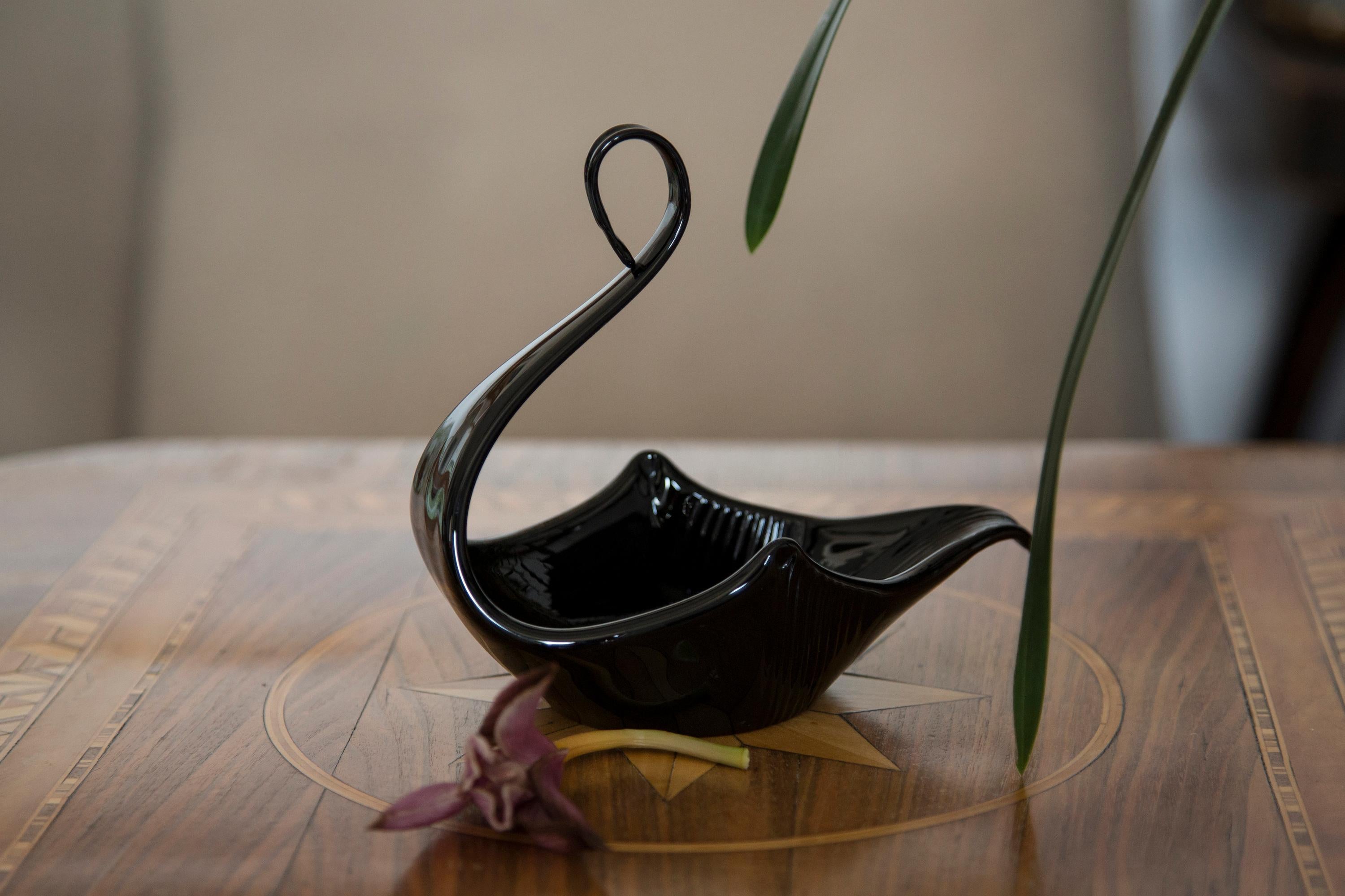 Italiano Piatto decorativo in vetro con ciotola a forma di cigno nero di metà secolo, Italia, anni '60 in vendita