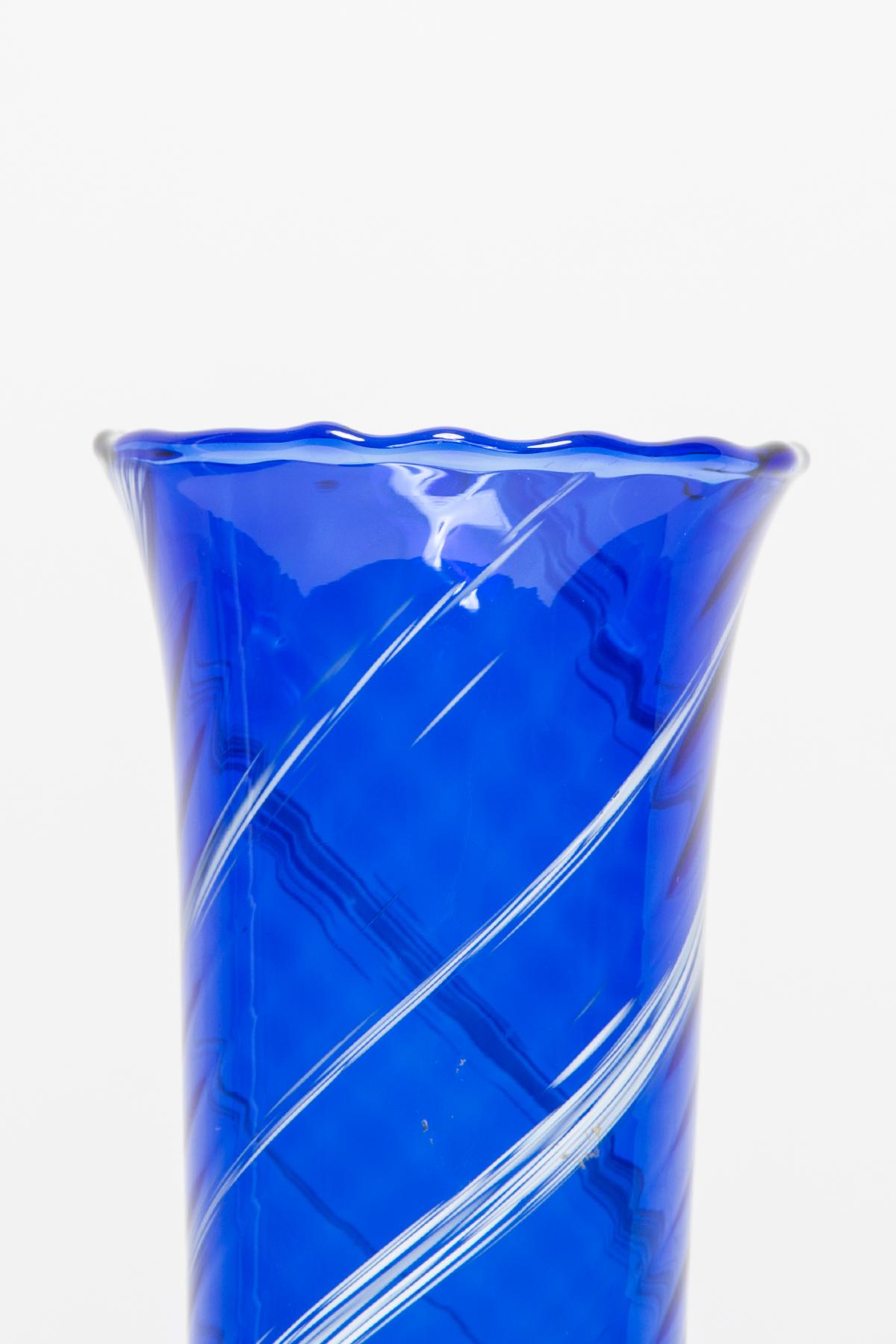 Verre Bouteille de vase en verre artistique bleu et blanc du milieu du siècle dernier, Europe, 1970 en vente