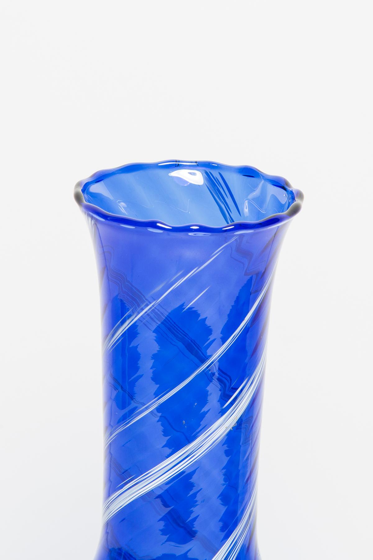 Bouteille de vase en verre artistique bleu et blanc du milieu du siècle dernier, Europe, 1970 en vente 1