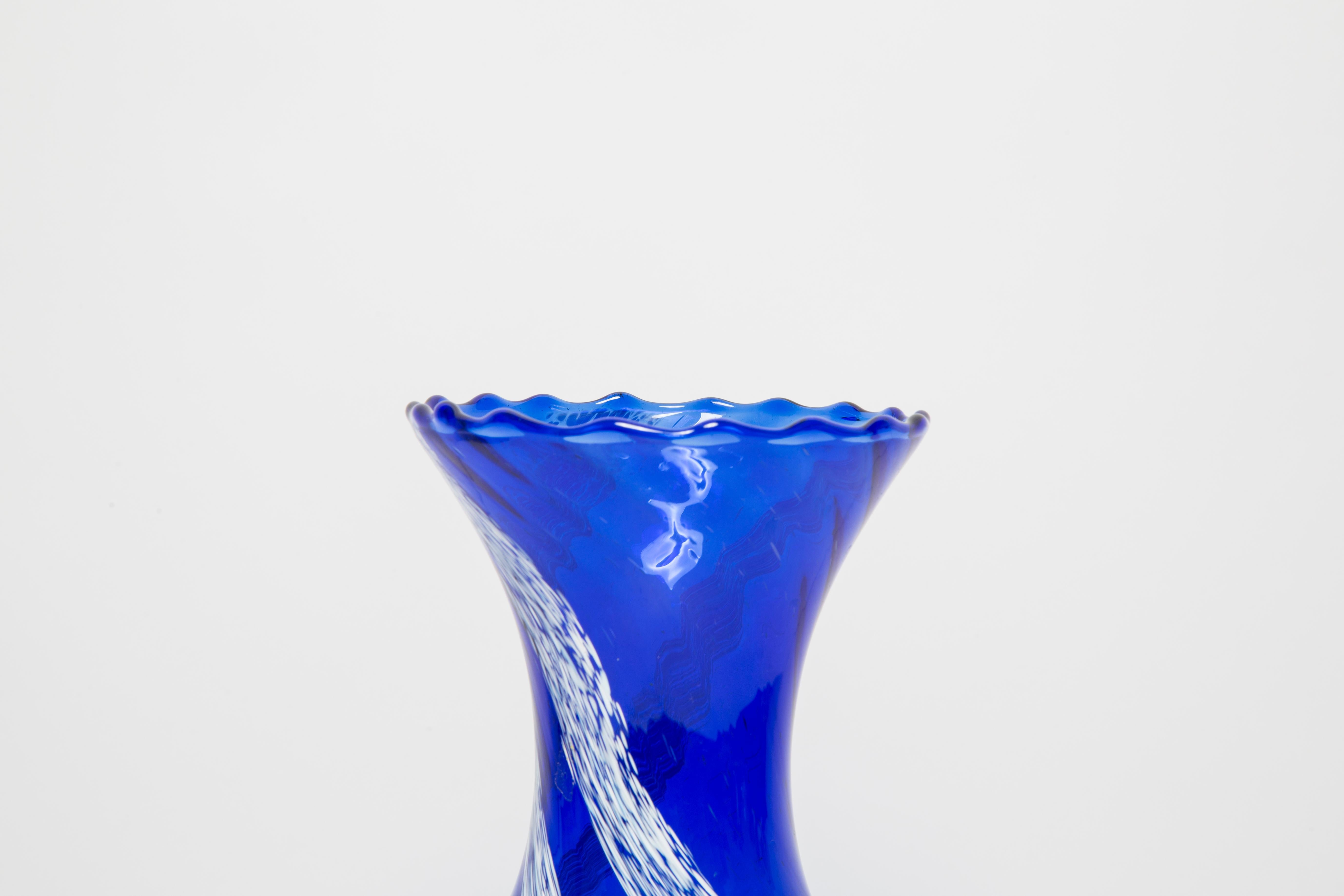Vase en verre artistique bleu et blanc du milieu du siècle dernier, Europe, 1970 en vente 3
