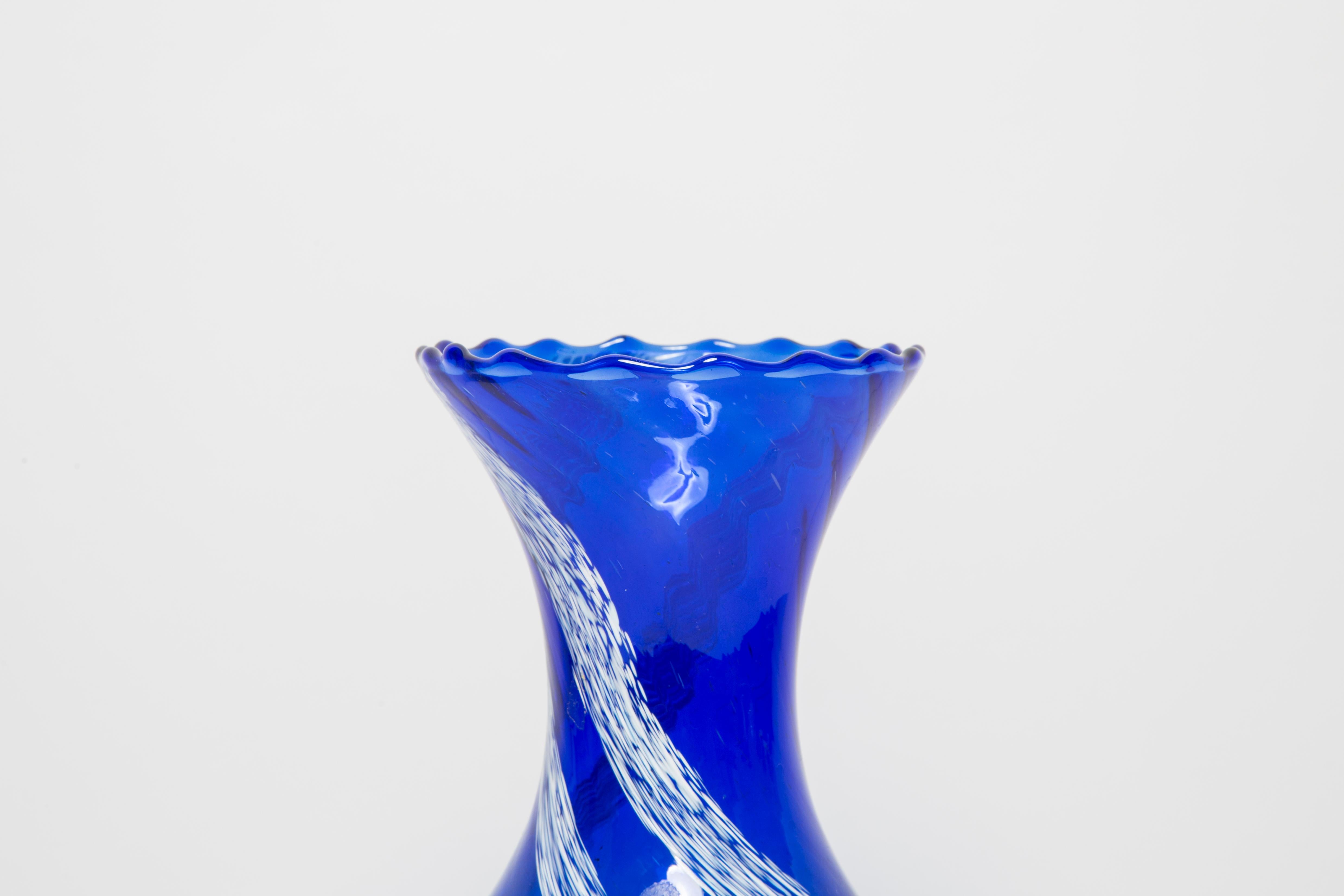 Vase en verre artistique bleu et blanc du milieu du siècle dernier, Europe, 1970 en vente 4