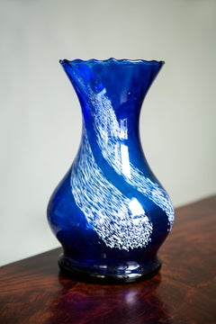 Vase en verre artistique bleu et blanc du milieu du siècle dernier, Europe, 1970