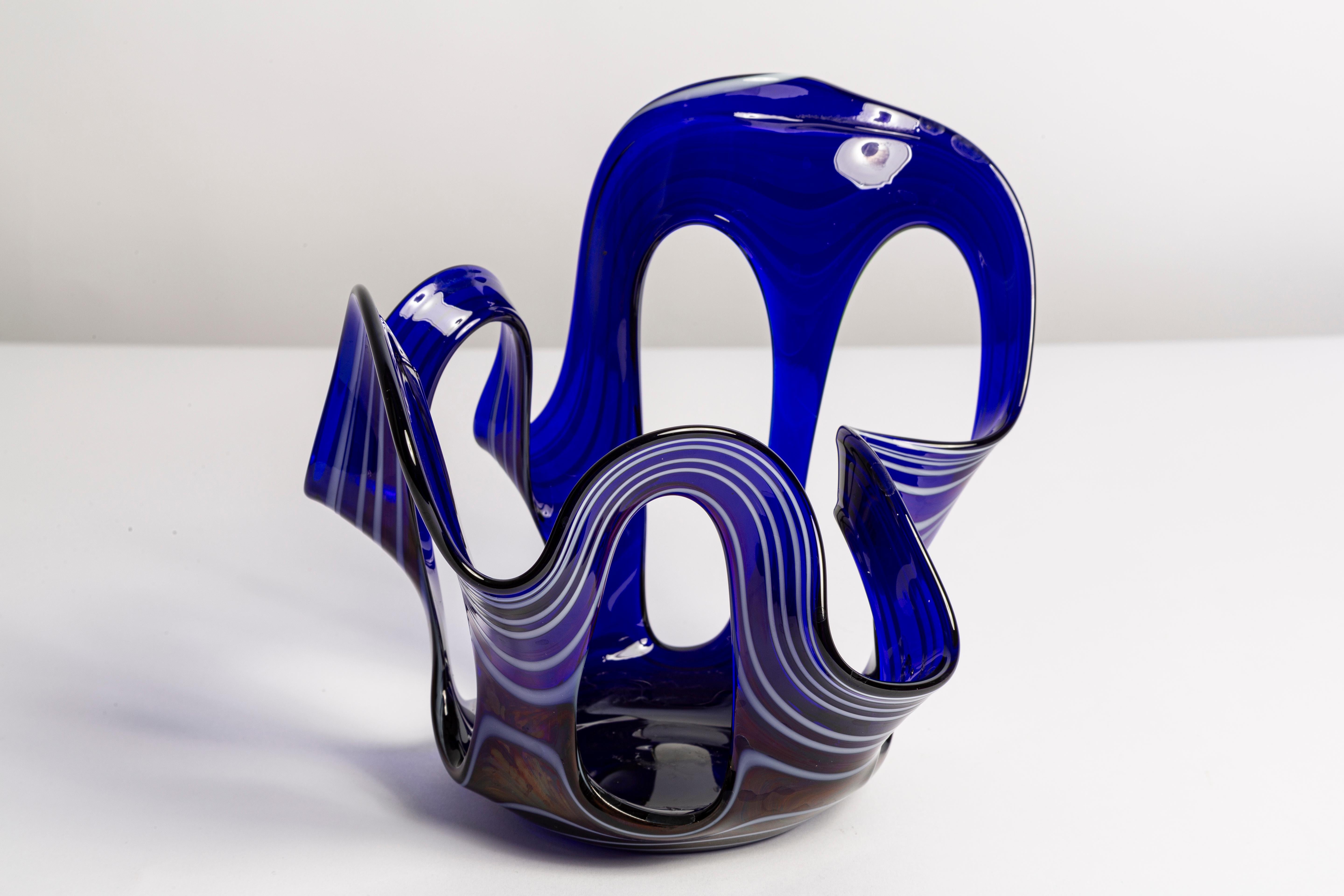 Mid-Century Modern Vase en verre artistique bleu et blanc du milieu du siècle dernier, Europe, 1970 en vente