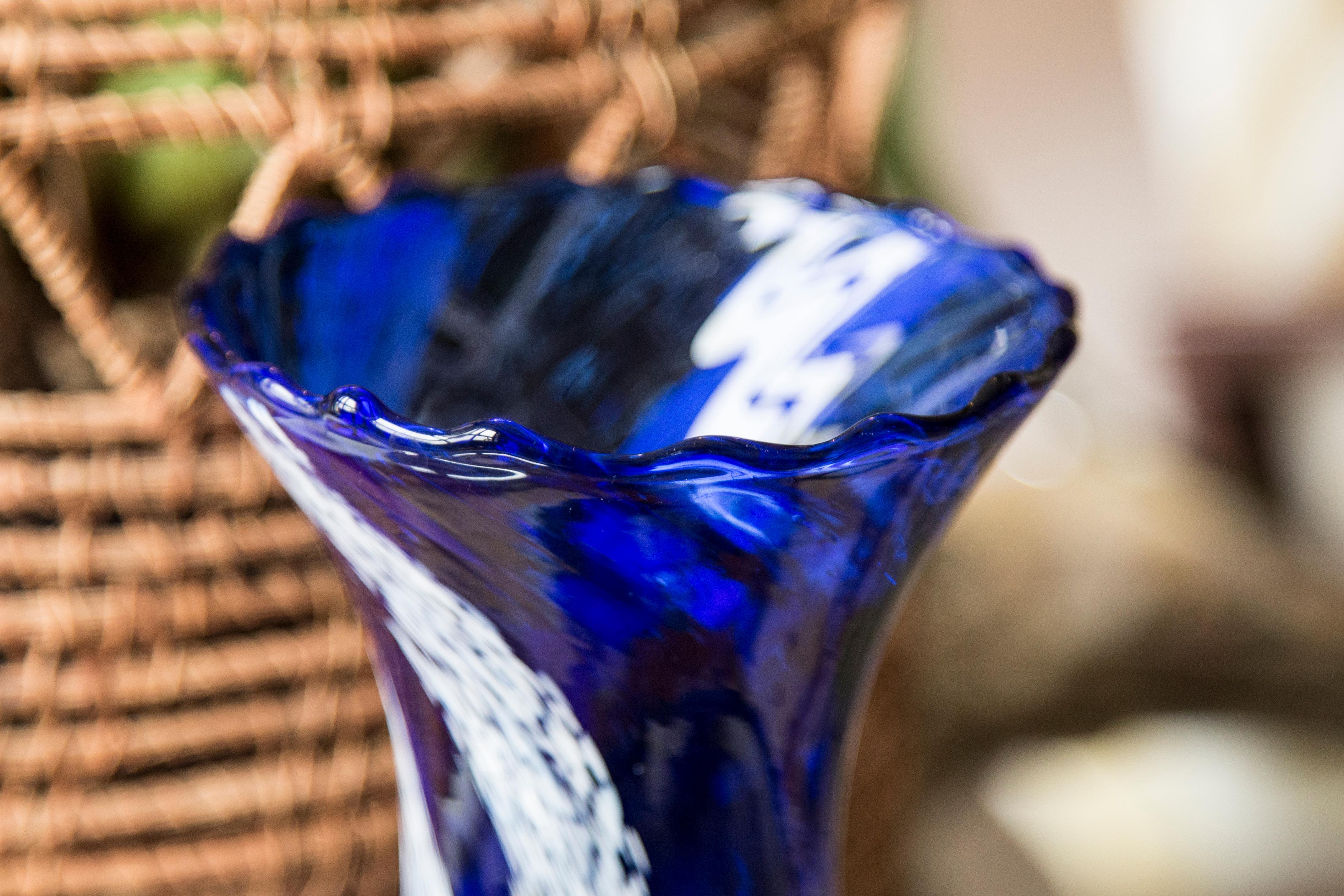 Polonais Vase en verre artistique bleu et blanc du milieu du siècle dernier, Europe, 1970 en vente