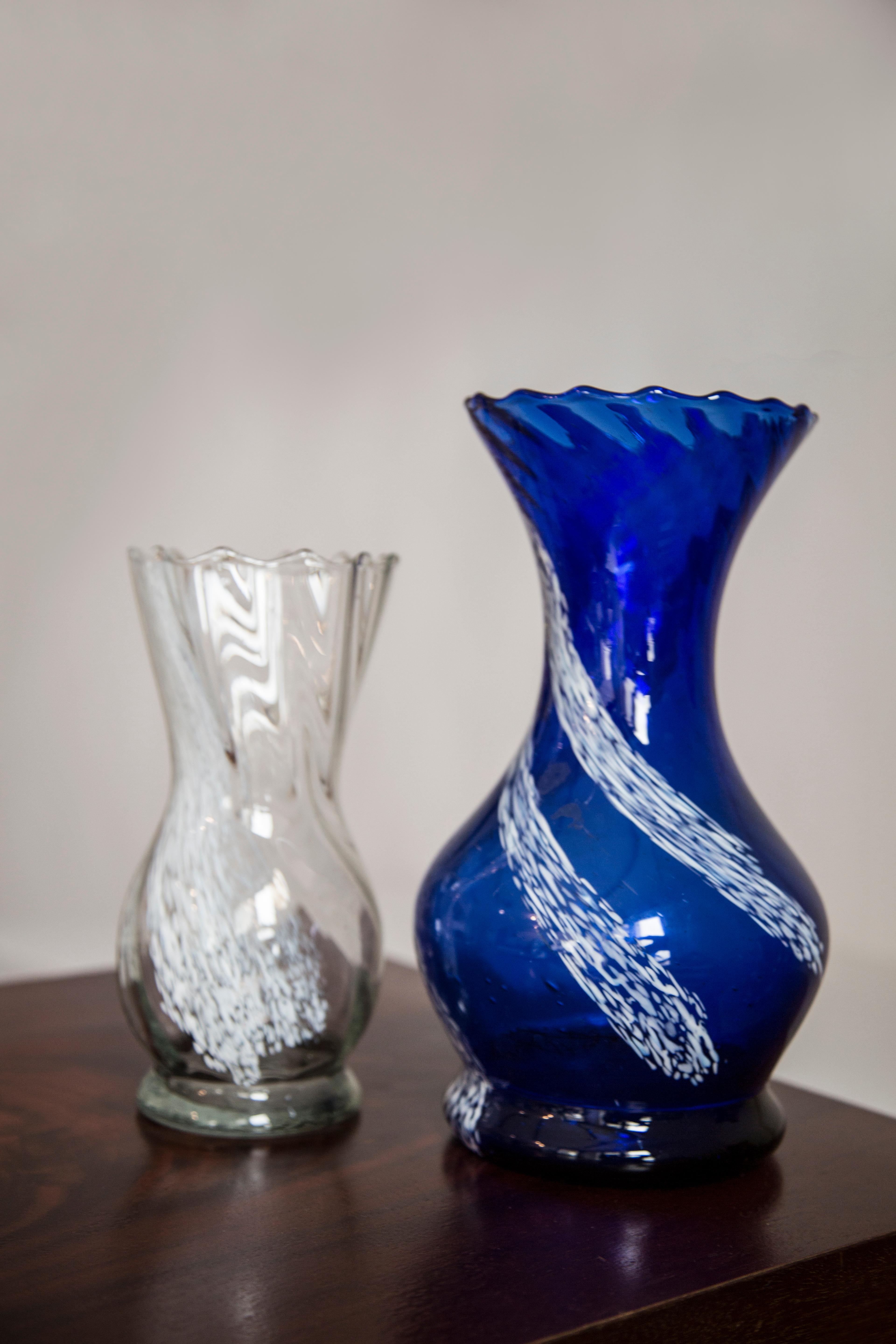 Vase en verre artistique bleu et blanc du milieu du siècle dernier, Europe, 1970 Bon état - En vente à 05-080 Hornowek, PL