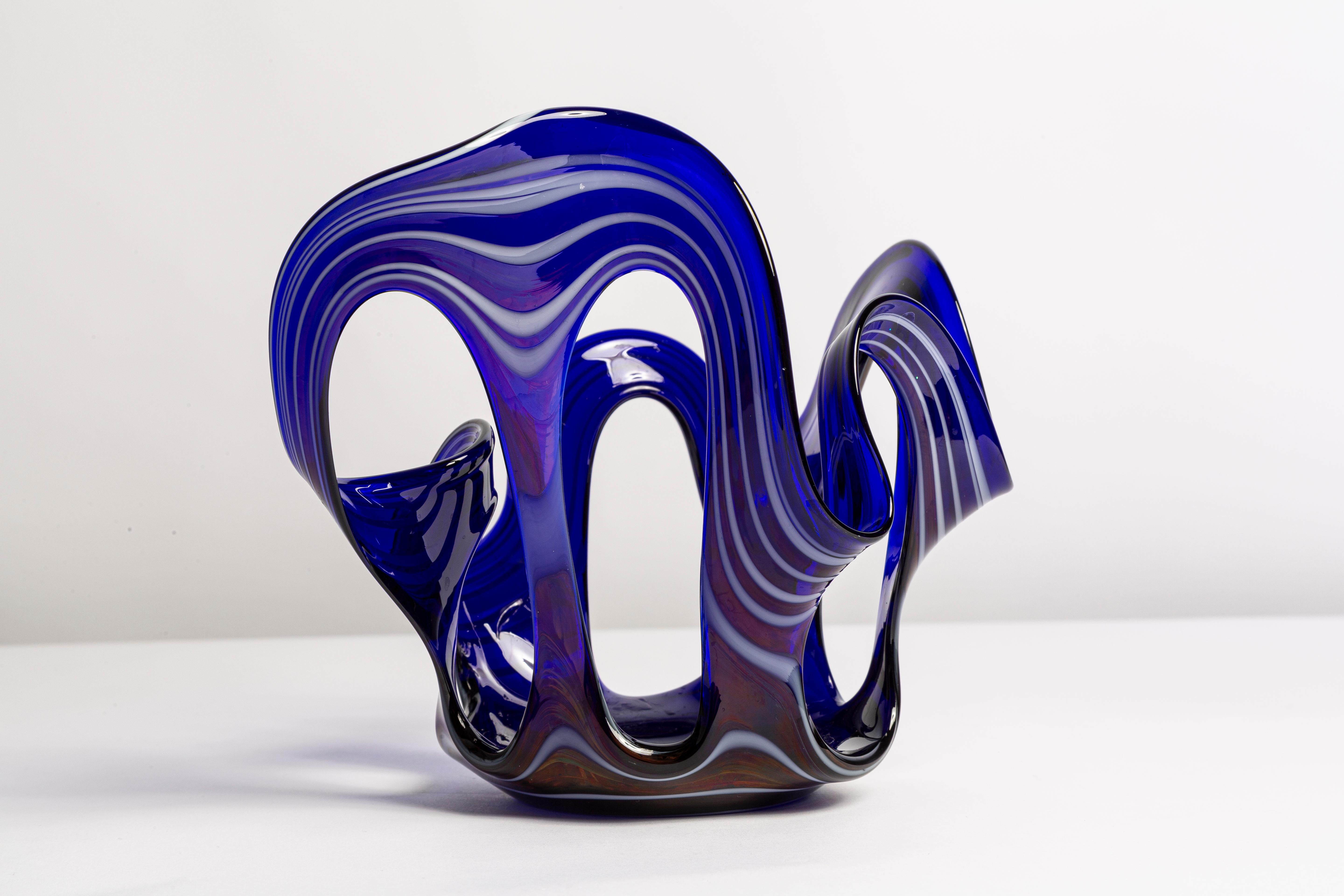 20ième siècle Vase en verre artistique bleu et blanc du milieu du siècle dernier, Europe, 1970 en vente