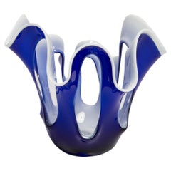 Vaso in vetro artistico blu e bianco vintage di metà secolo, Europa, anni '70