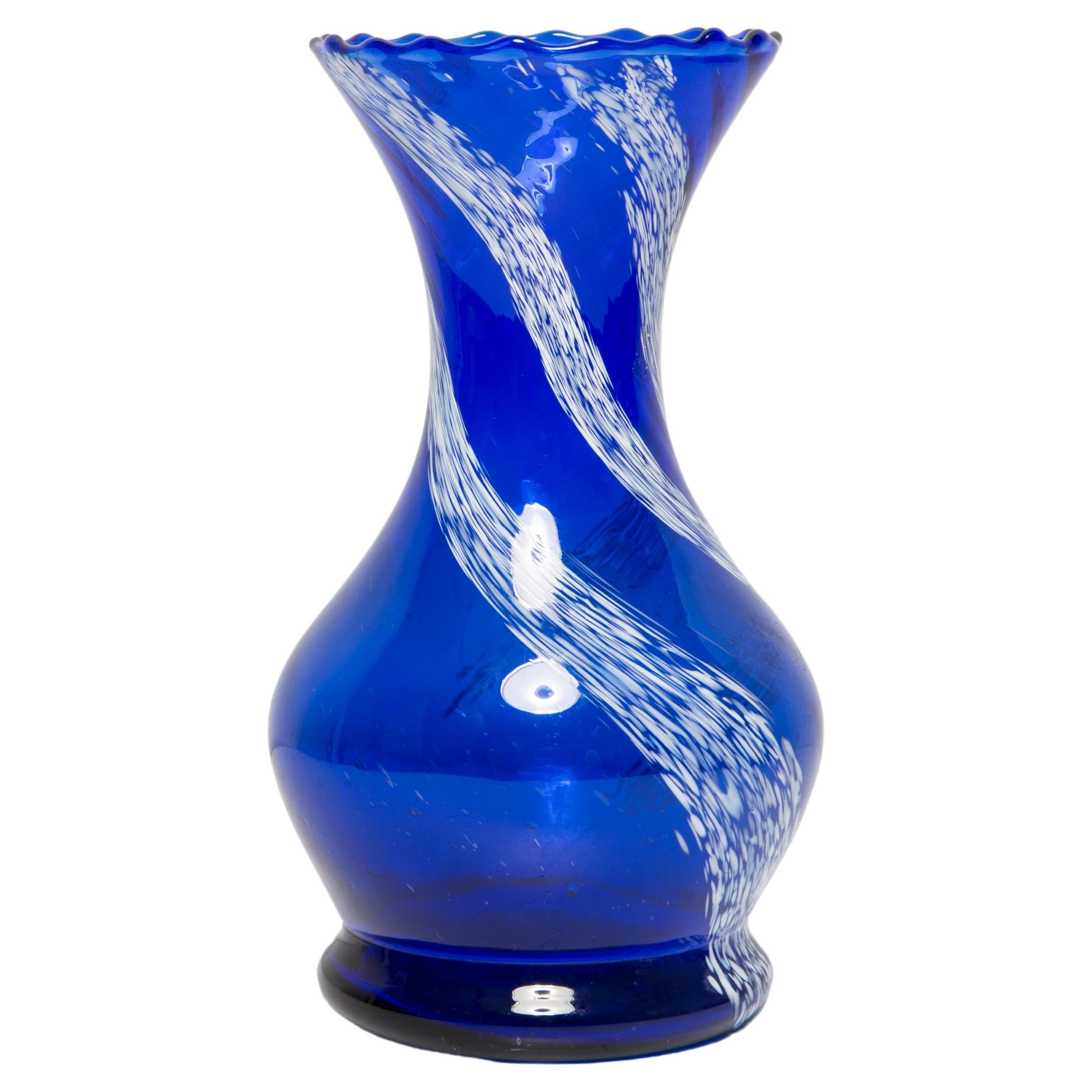 Jarrón de vidrio artístico azul y blanco Mid Century Vintage, Europa, años 70