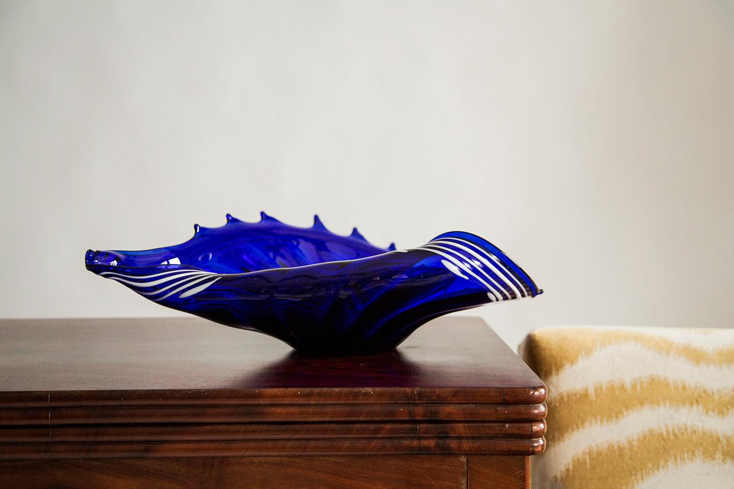 Magnifique assiette/bol décoratif en verre bleu cristal d'Italie. 
Le plateau est en très bon état, sans dommages ni fissures. 
Verre original. Une pièce unique pour chaque table et chaque intérieur ! 
Une seule pièce disponible.
