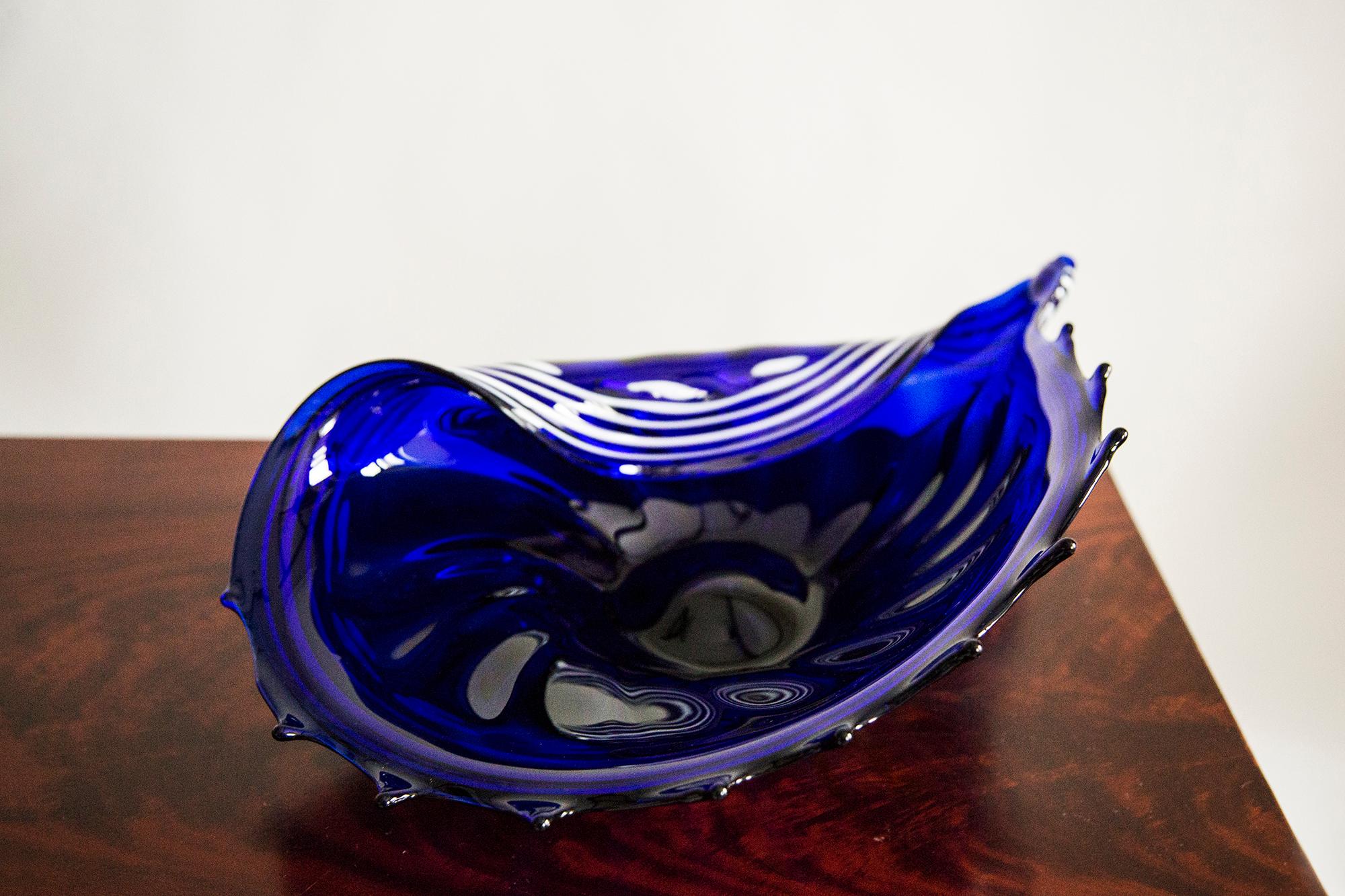 Blaue und weiße dekorative Schale aus der Mitte des Jahrhunderts, Italien 1960 (Keramik) im Angebot