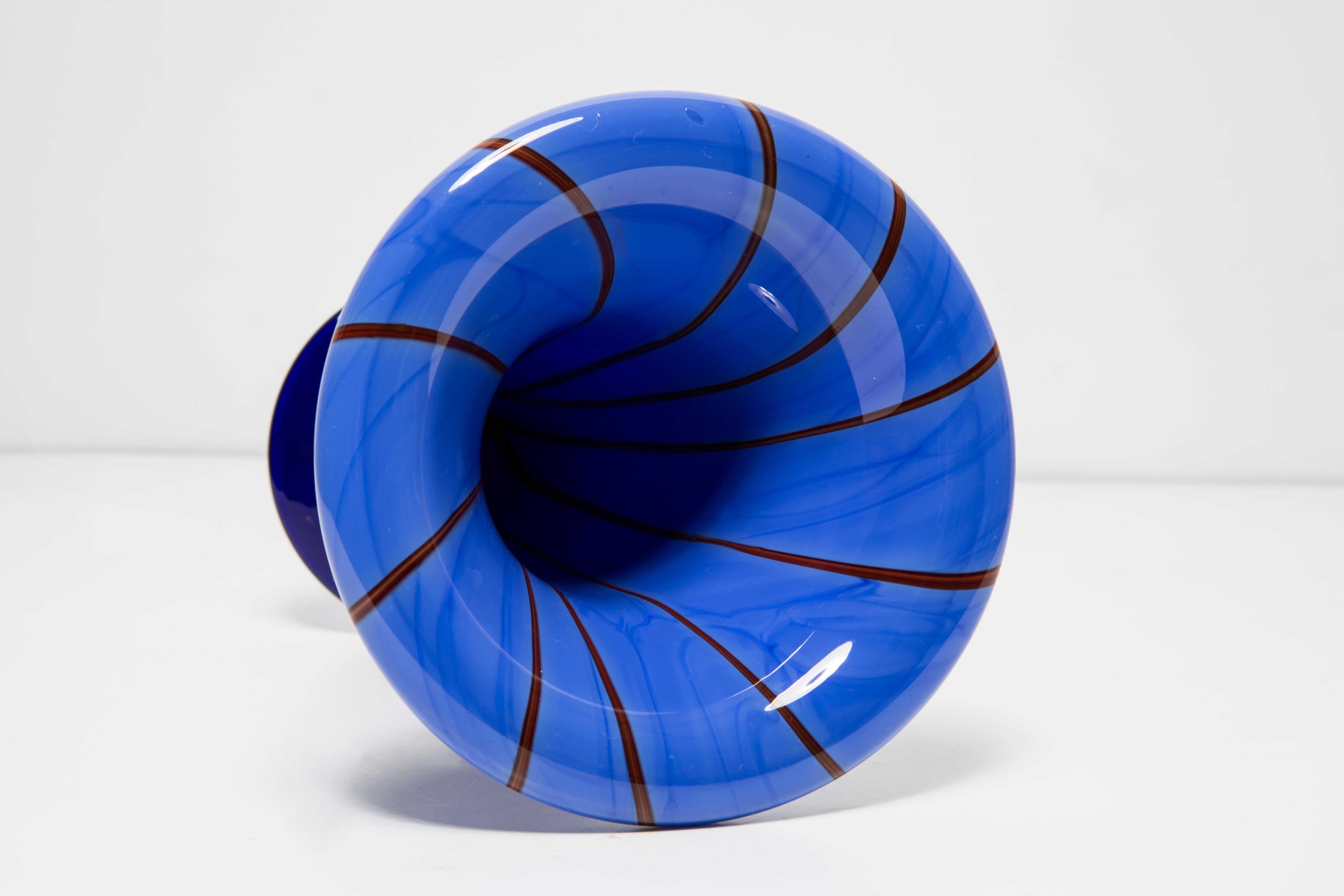 Vase en verre artistique bleu du milieu du siècle dernier, Europe, 1970 en vente 3