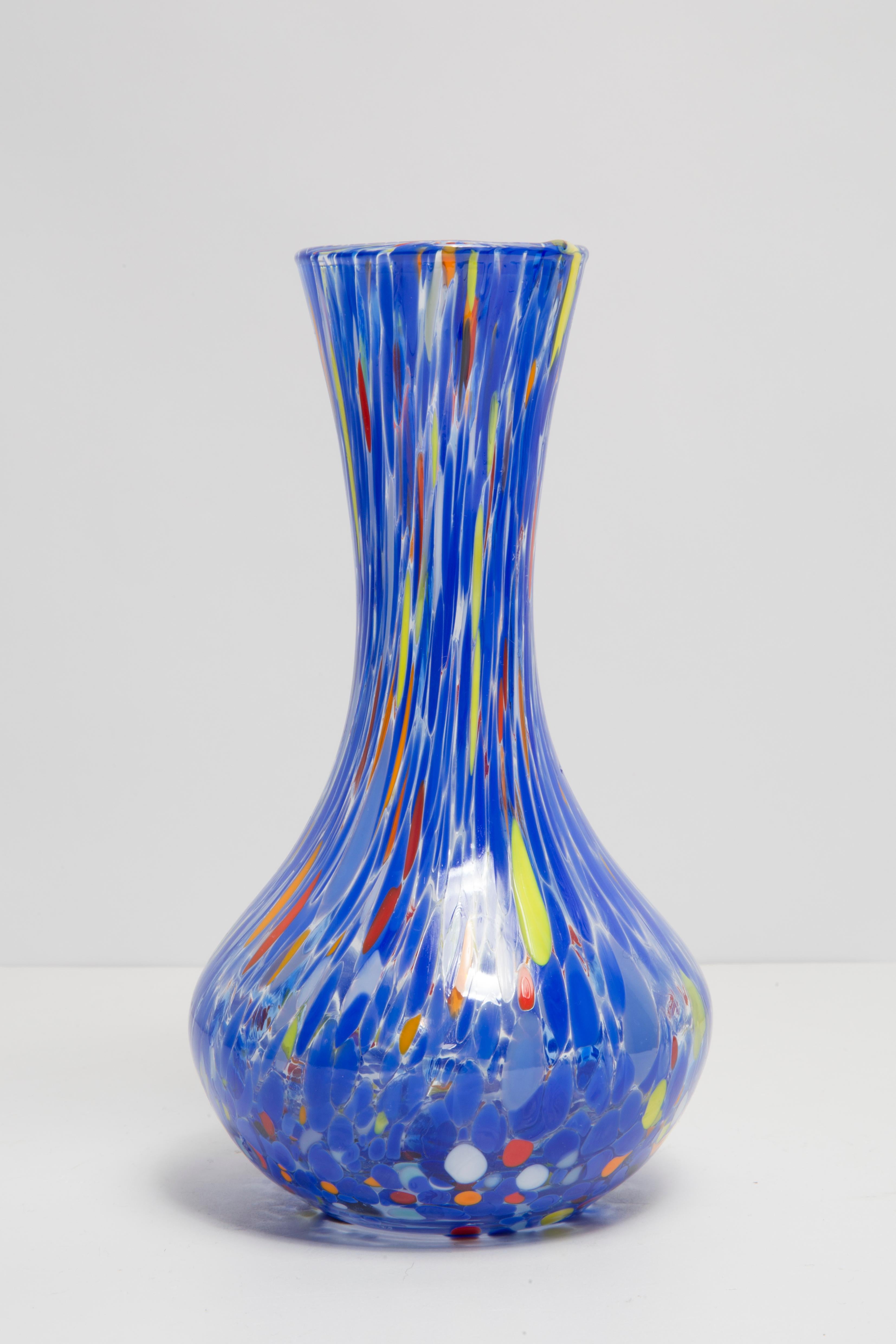 Vintage glass in very good condition. The vase looks like it has just been taken out of the box. No jags, defects etc. Only one unique piece. Murano glass.