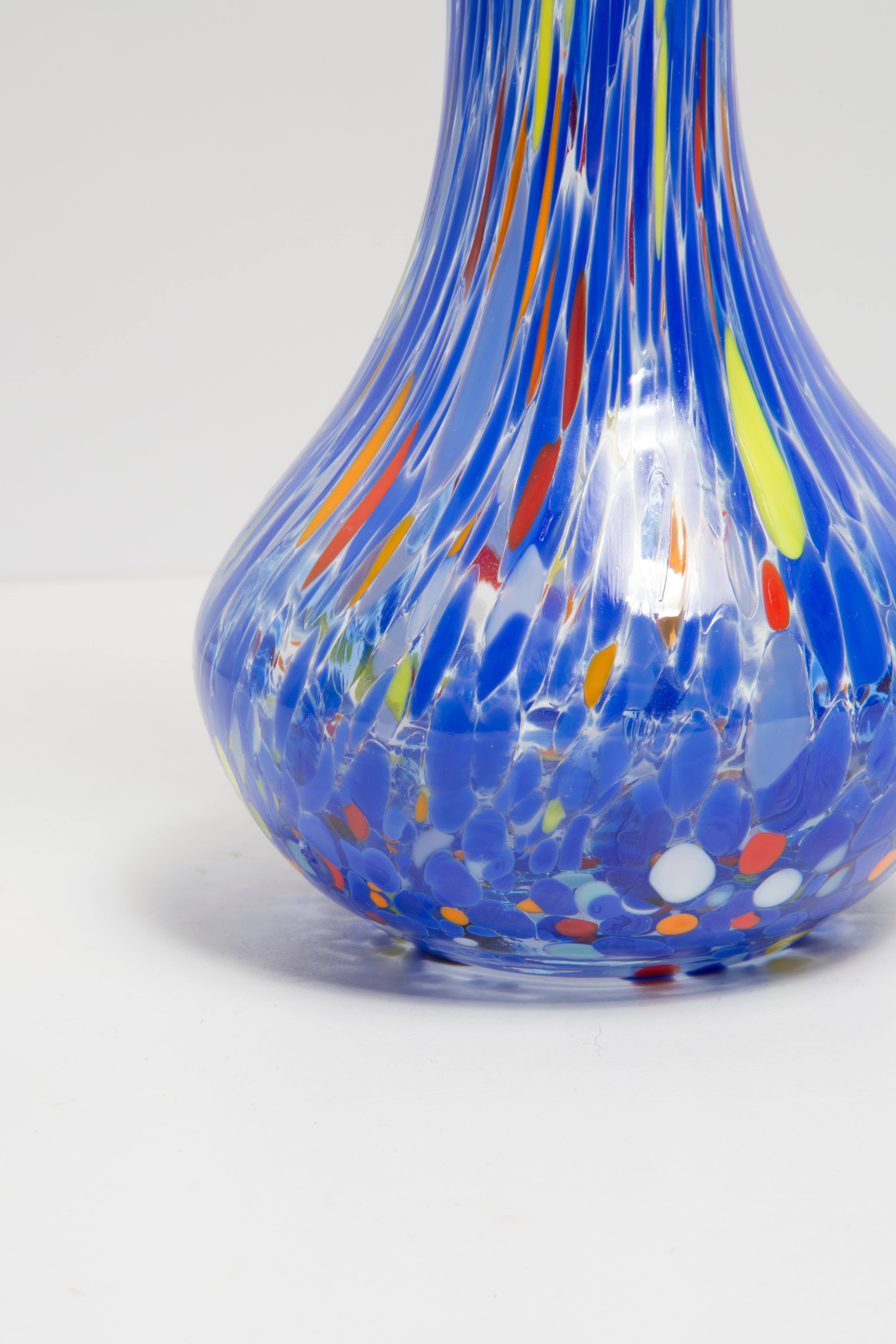 Mid-Century Modern Petit vase de Murano vintage à pois bleus, Italie, années 1960 en vente