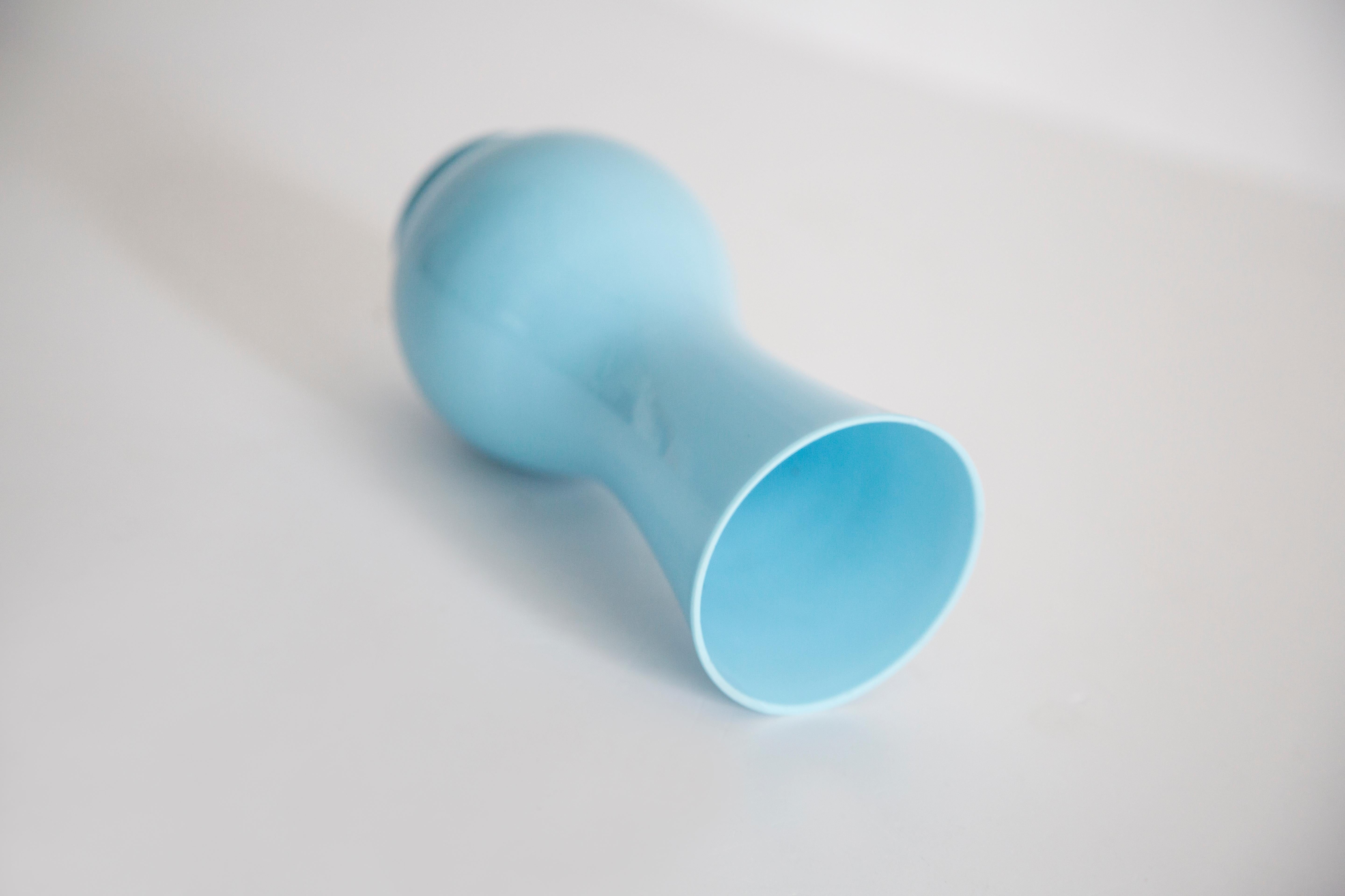 Vaso in vetro porcellanato blu vintage di metà secolo, Europa, anni '60 In condizioni ottime in vendita a 05-080 Hornowek, PL