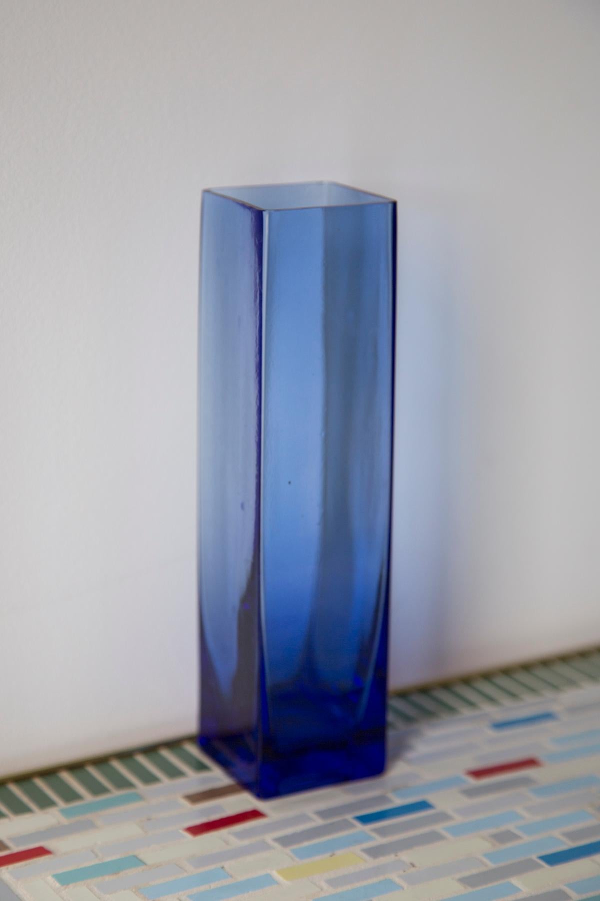 Jarrón de cristal azul Mid Century Vintage, Europa, años 60 Polaco en venta