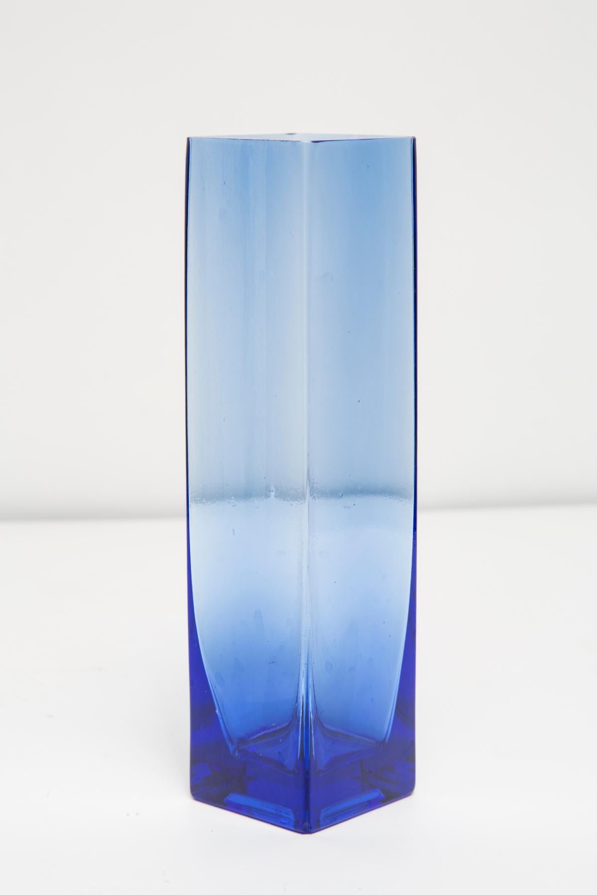 Jarrón de cristal azul Mid Century Vintage, Europa, años 60 Vidrio en venta