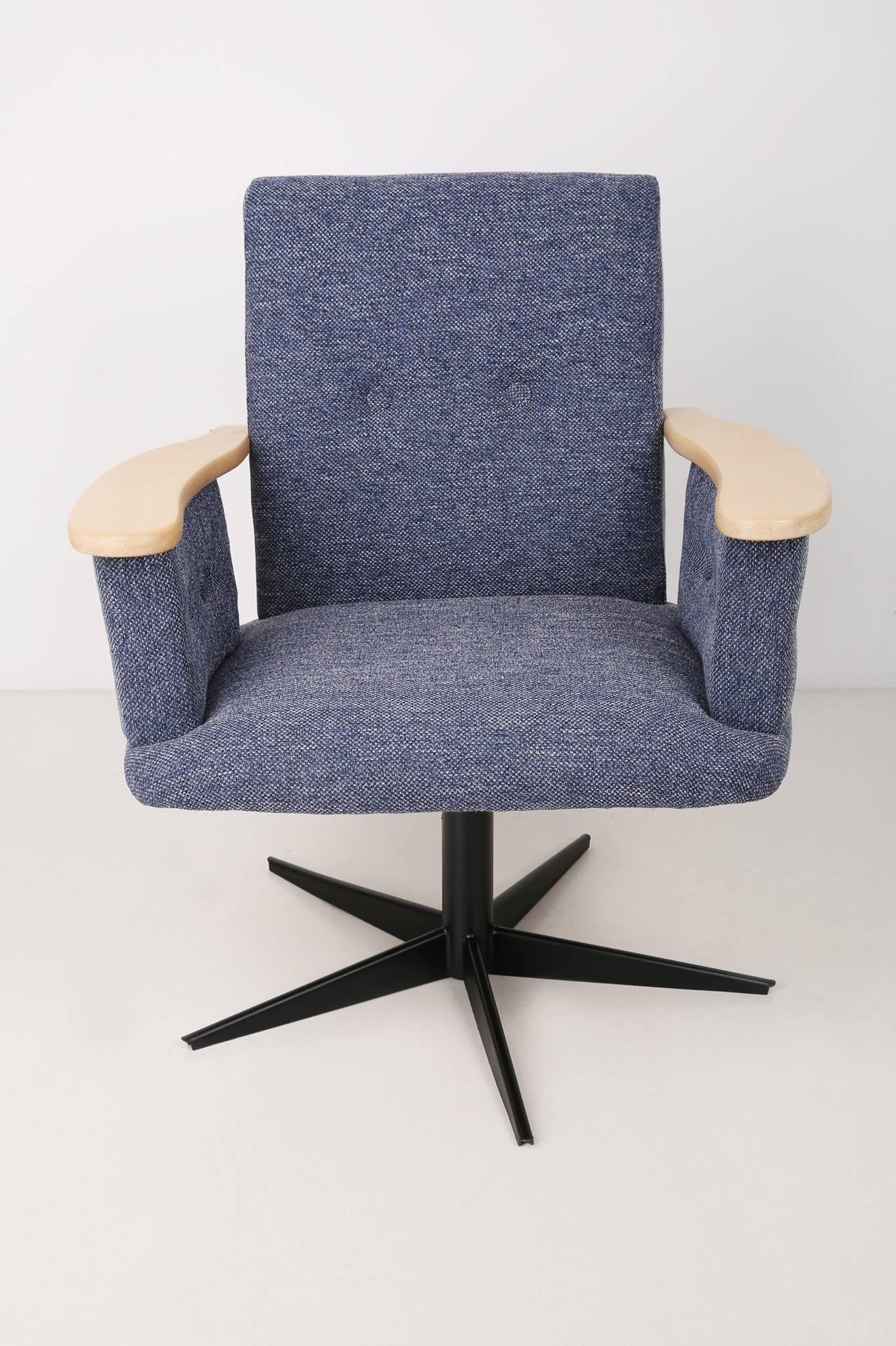 Drehsessel mit drehbarer Lehne aus den 1960er Jahren, hergestellt in der siedischen Möbelfabrik in Swiebodzin – ein komplett originaler und einzigartiger Sessel.

Der Sessel hat eine umfassende Renovierung durch durchgeführt:
- Metallelemente