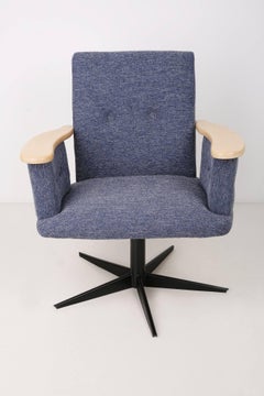 Blauer Mini-Drehsessel aus der Mitte des Jahrhunderts, Europa, 1960er Jahre