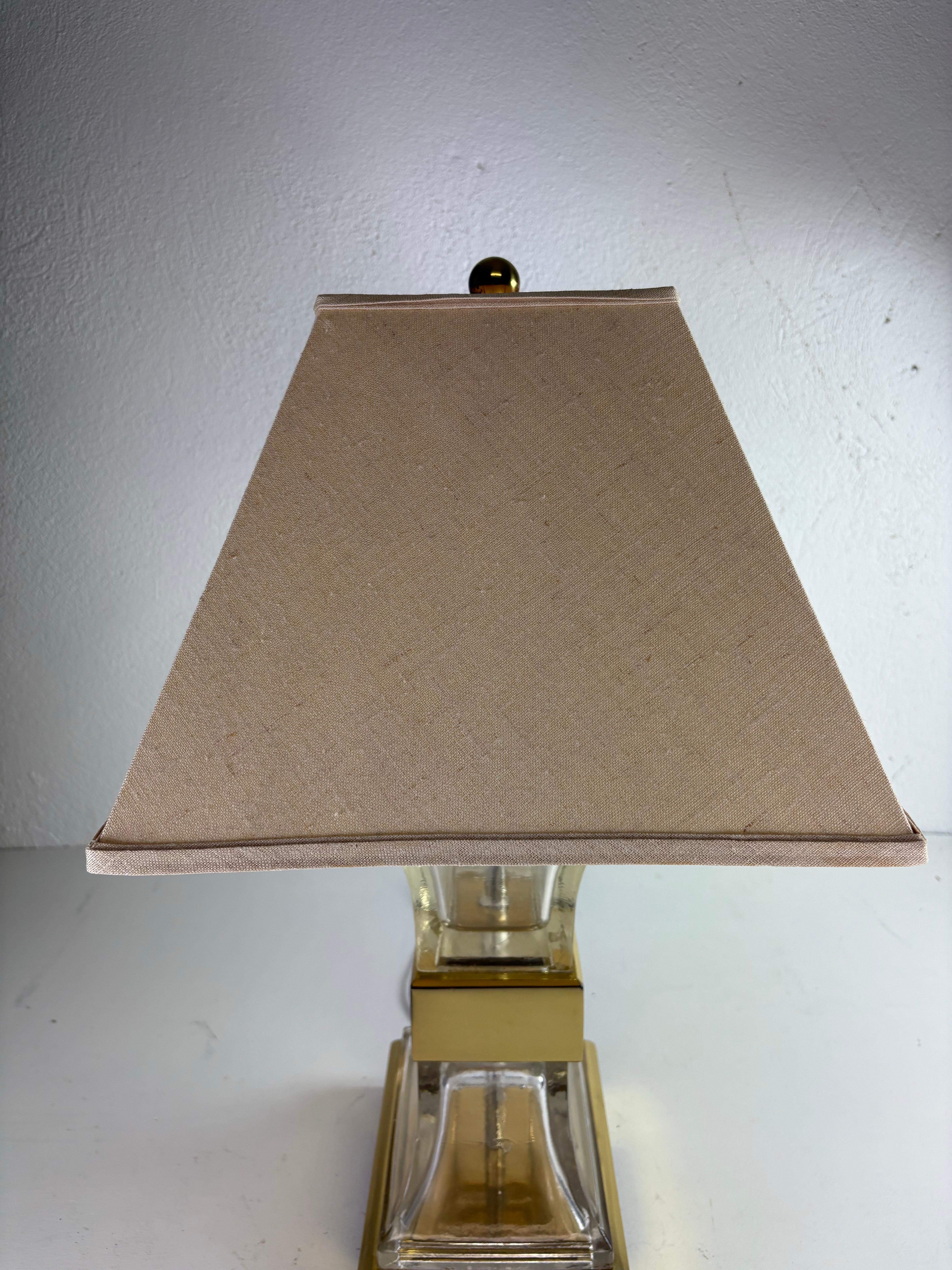 Lampada da tavolo vintage di metà secolo in ottone e vetro di Chapman In condizioni buone in vendita a Allentown, PA