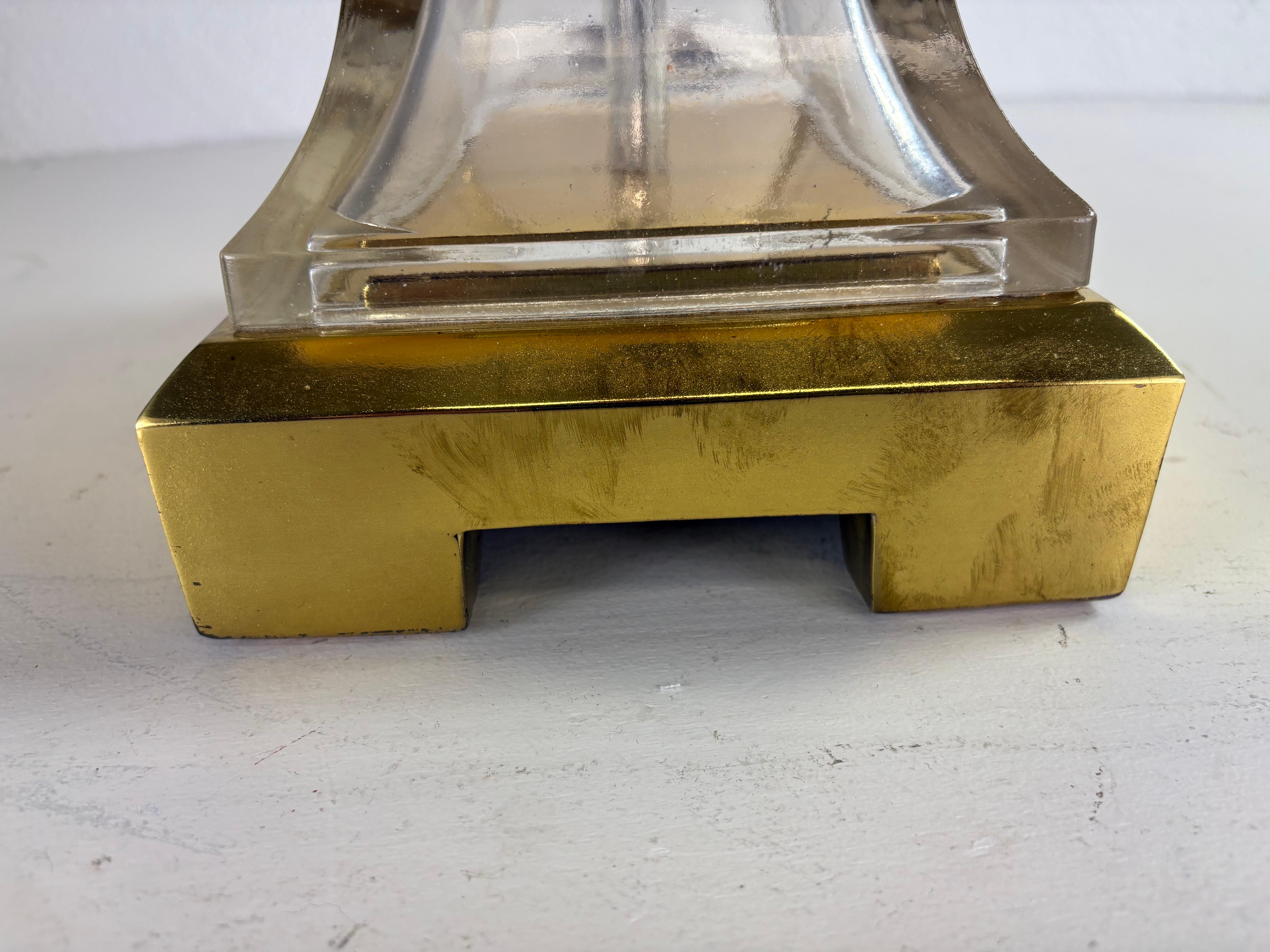 Fine XX secolo Lampada da tavolo vintage di metà secolo in ottone e vetro di Chapman in vendita