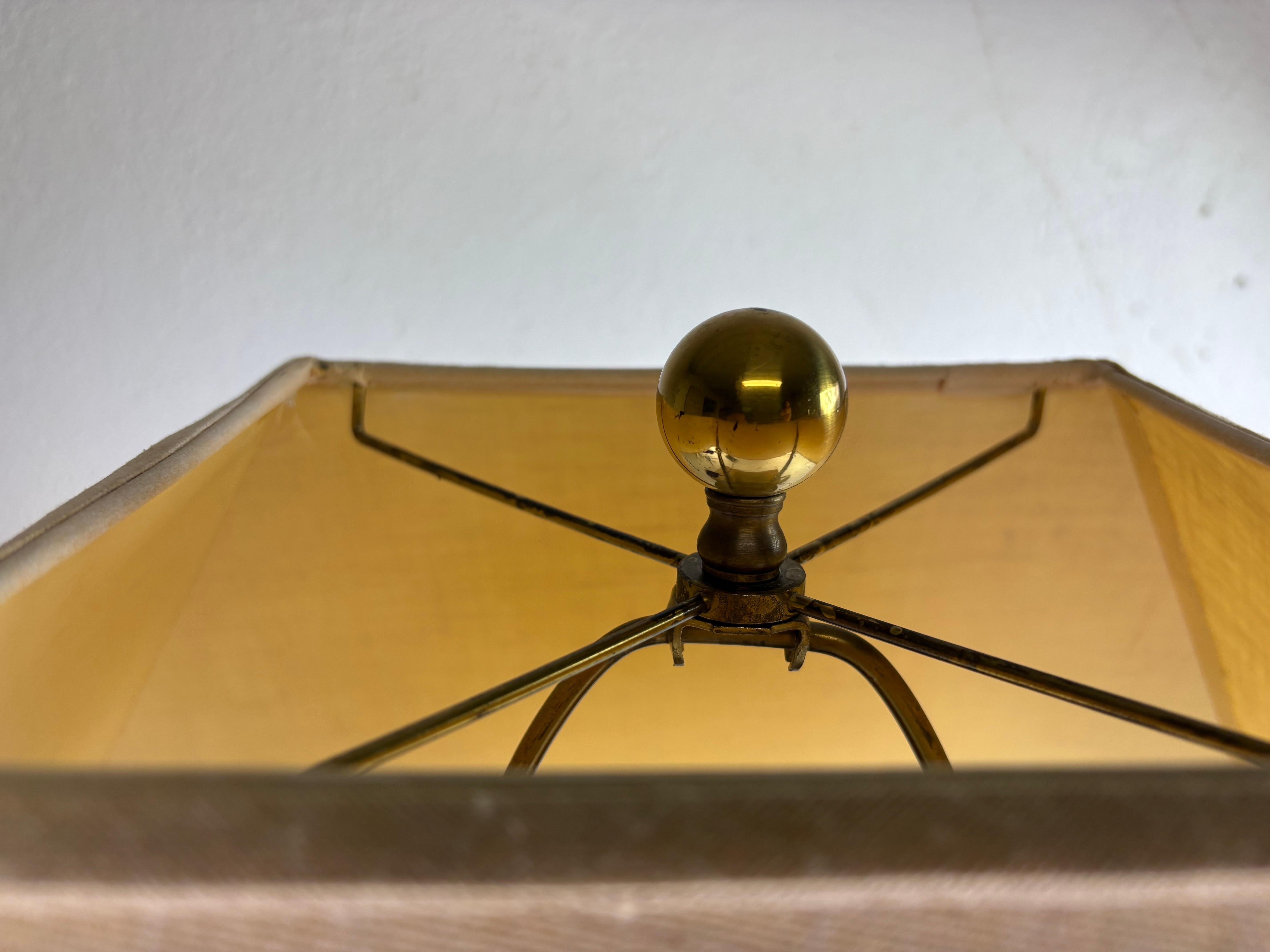 Ottone Lampada da tavolo vintage di metà secolo in ottone e vetro di Chapman in vendita