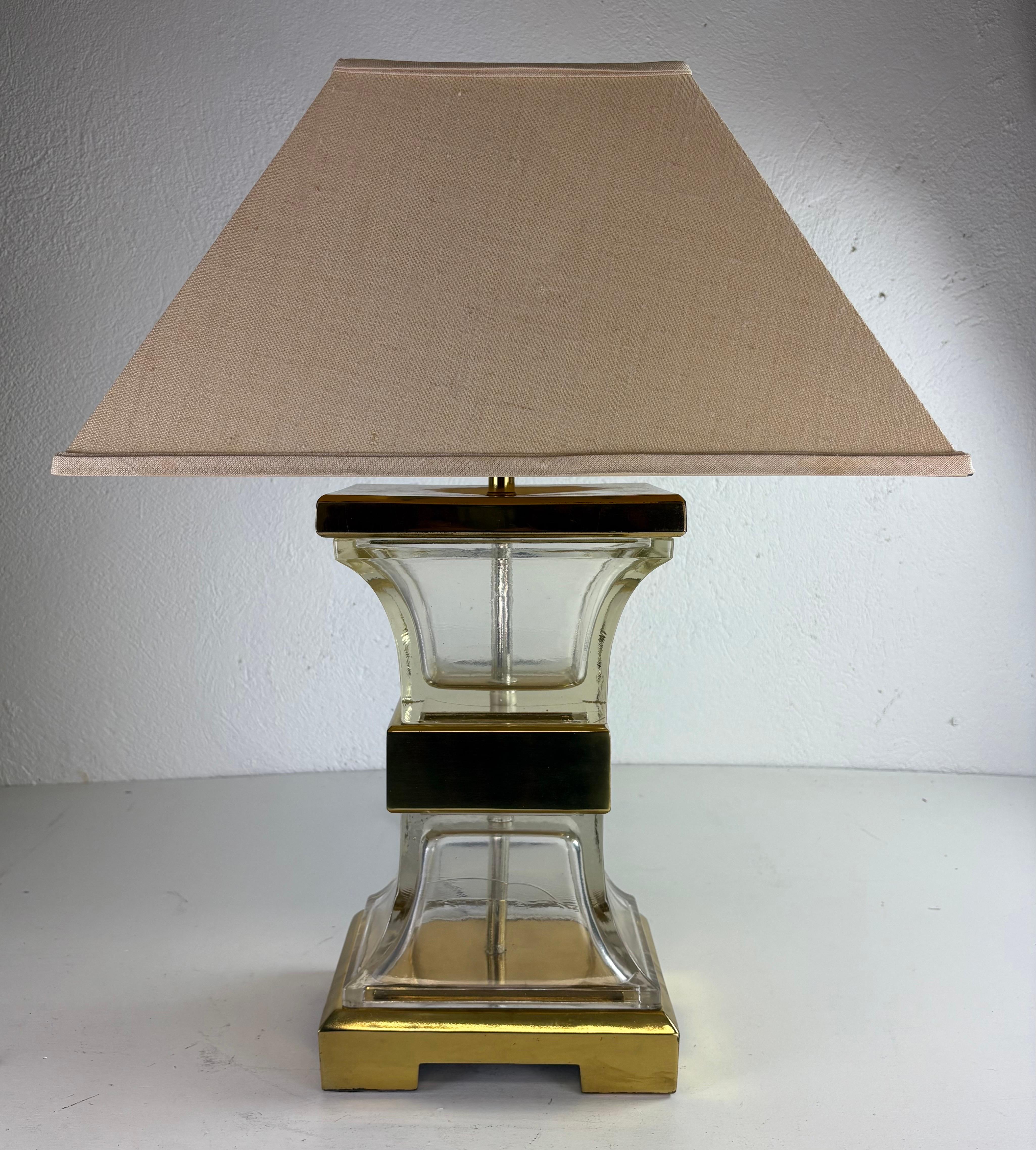 Lampada da tavolo vintage di metà secolo in ottone e vetro di Chapman in vendita 1