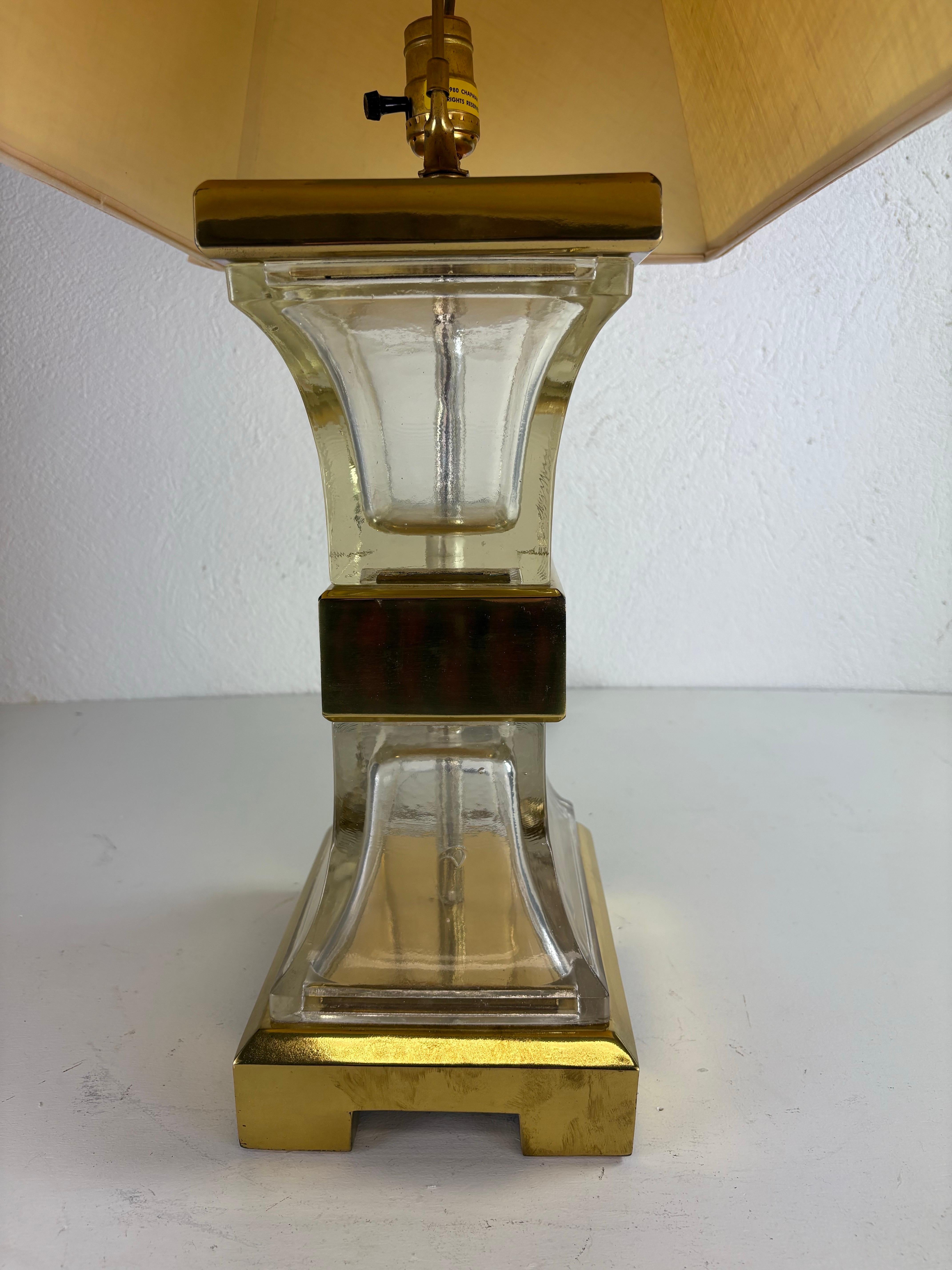 Lampada da tavolo vintage di metà secolo in ottone e vetro di Chapman in vendita 2