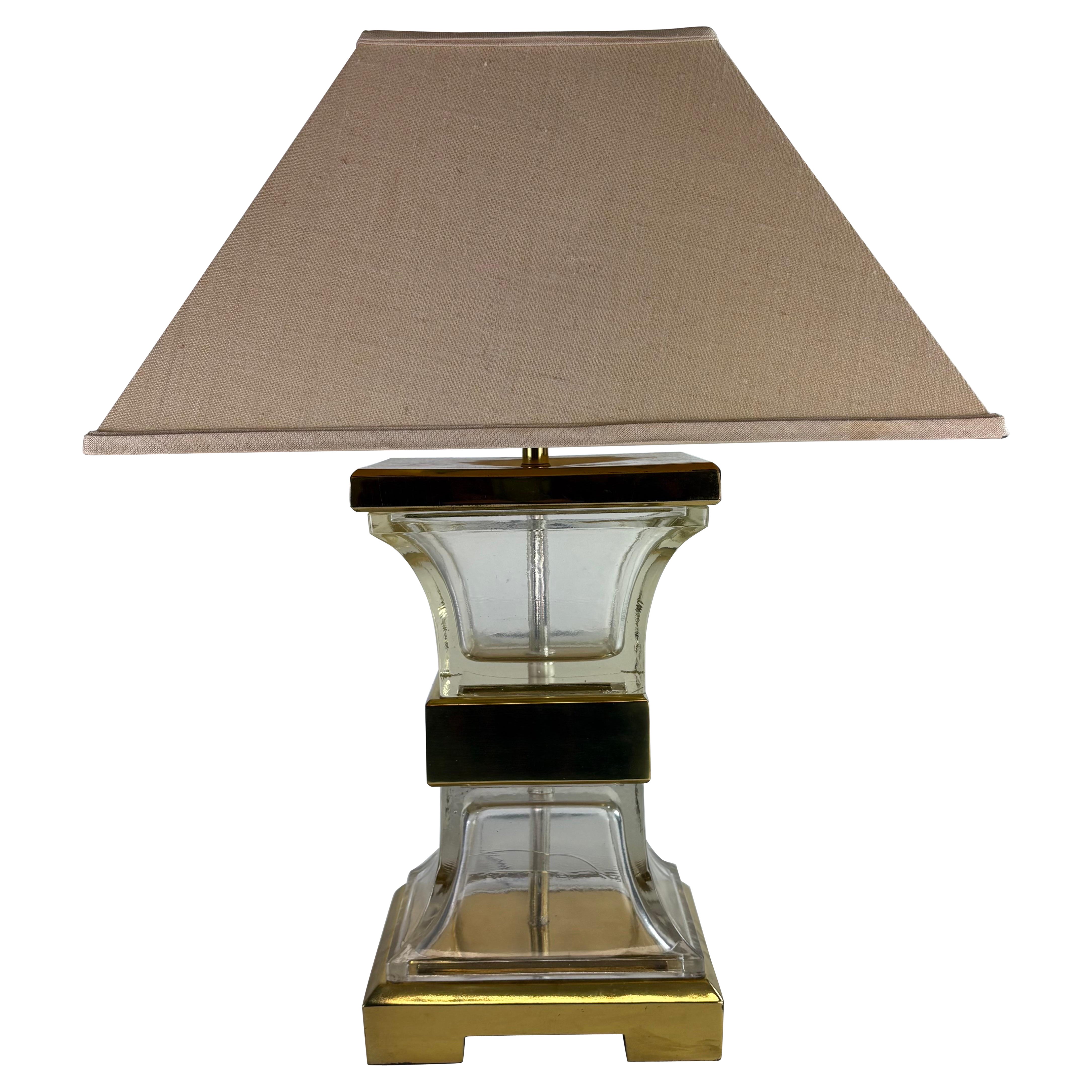 Lampada da tavolo vintage di metà secolo in ottone e vetro di Chapman in vendita