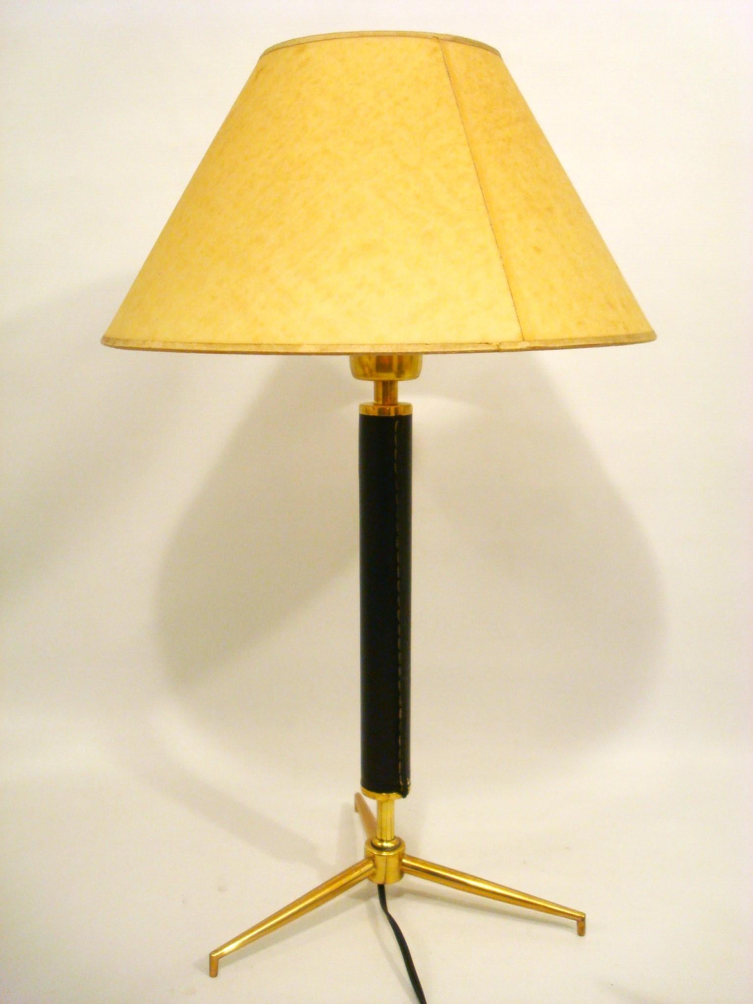 Lámpara de mesa de mediados de siglo / vintage de latón y cuero, Austria Años 50 Austríaco en venta