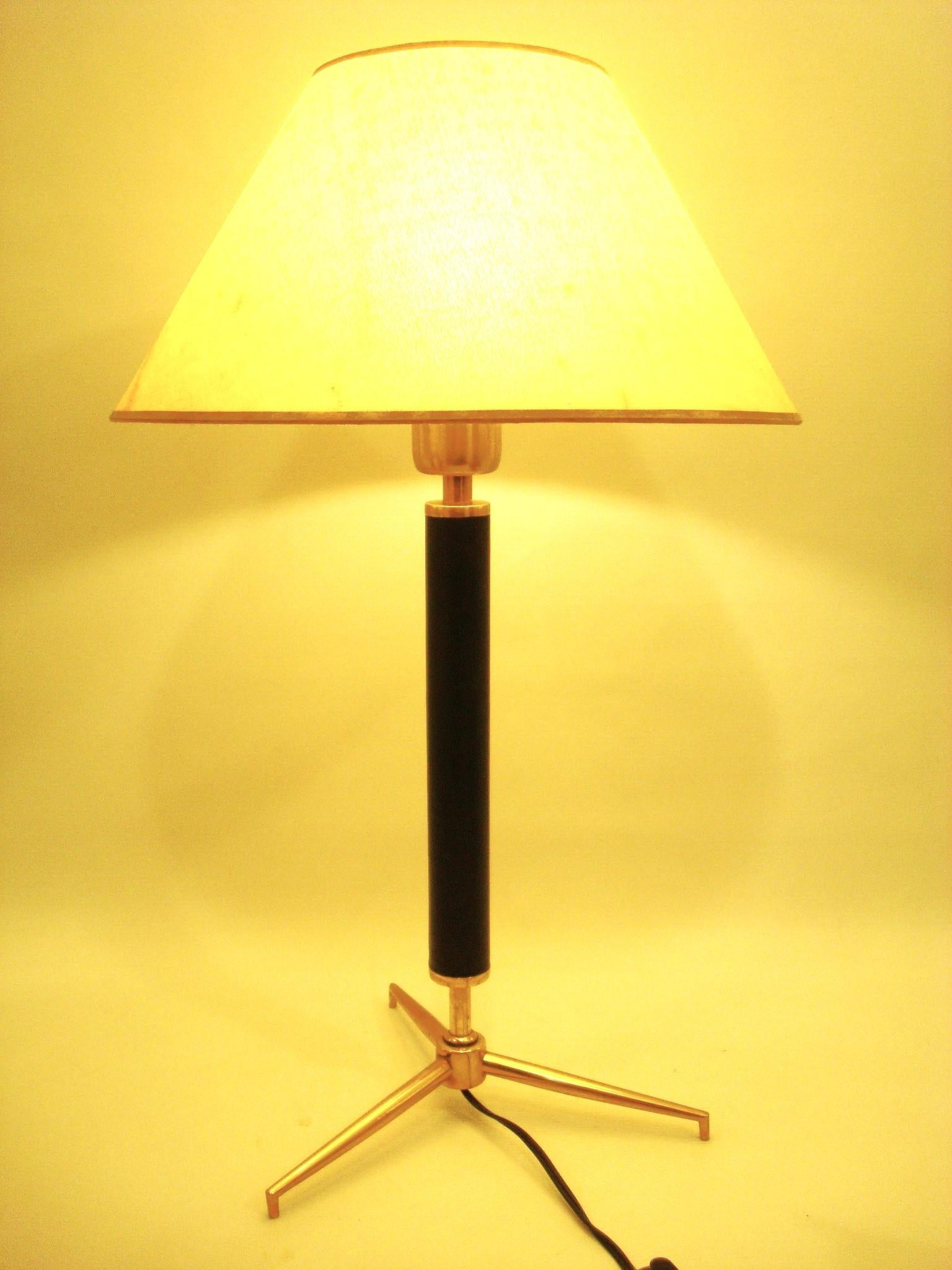 Lámpara de mesa de mediados de siglo / vintage de latón y cuero, Austria Años 50 en Bueno estado para la venta en Buenos Aires, Olivos
