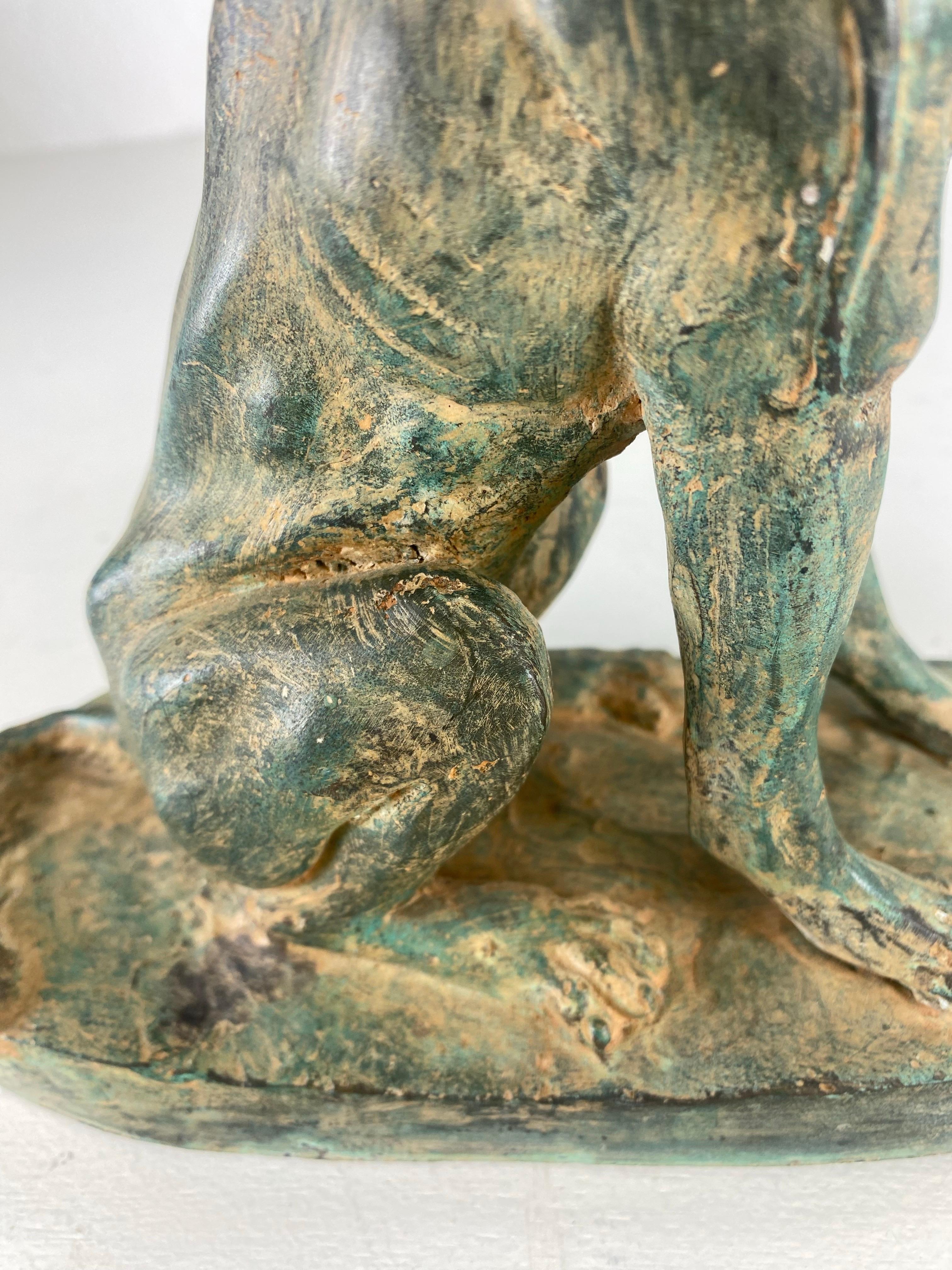 Si tratta di una scultura vintage di metà secolo raffigurante un cane da caccia. Questa scultura in bronzo presenta una patina verde adatta all'età. Si tratta di una pace di fabbricazione americana del 1970 circa.