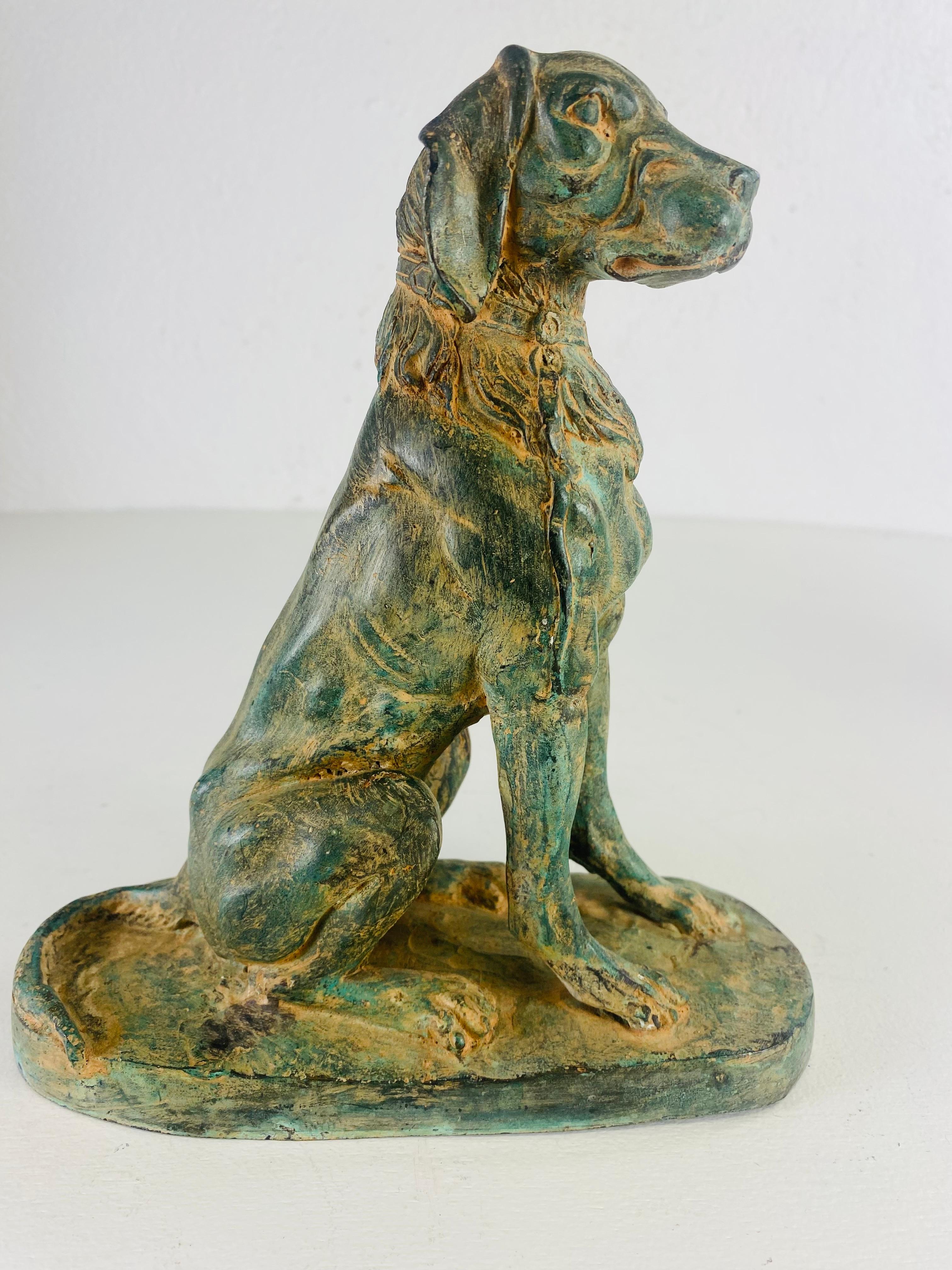 Fatto a mano Scultura in bronzo di metà secolo di un cane da caccia in vendita
