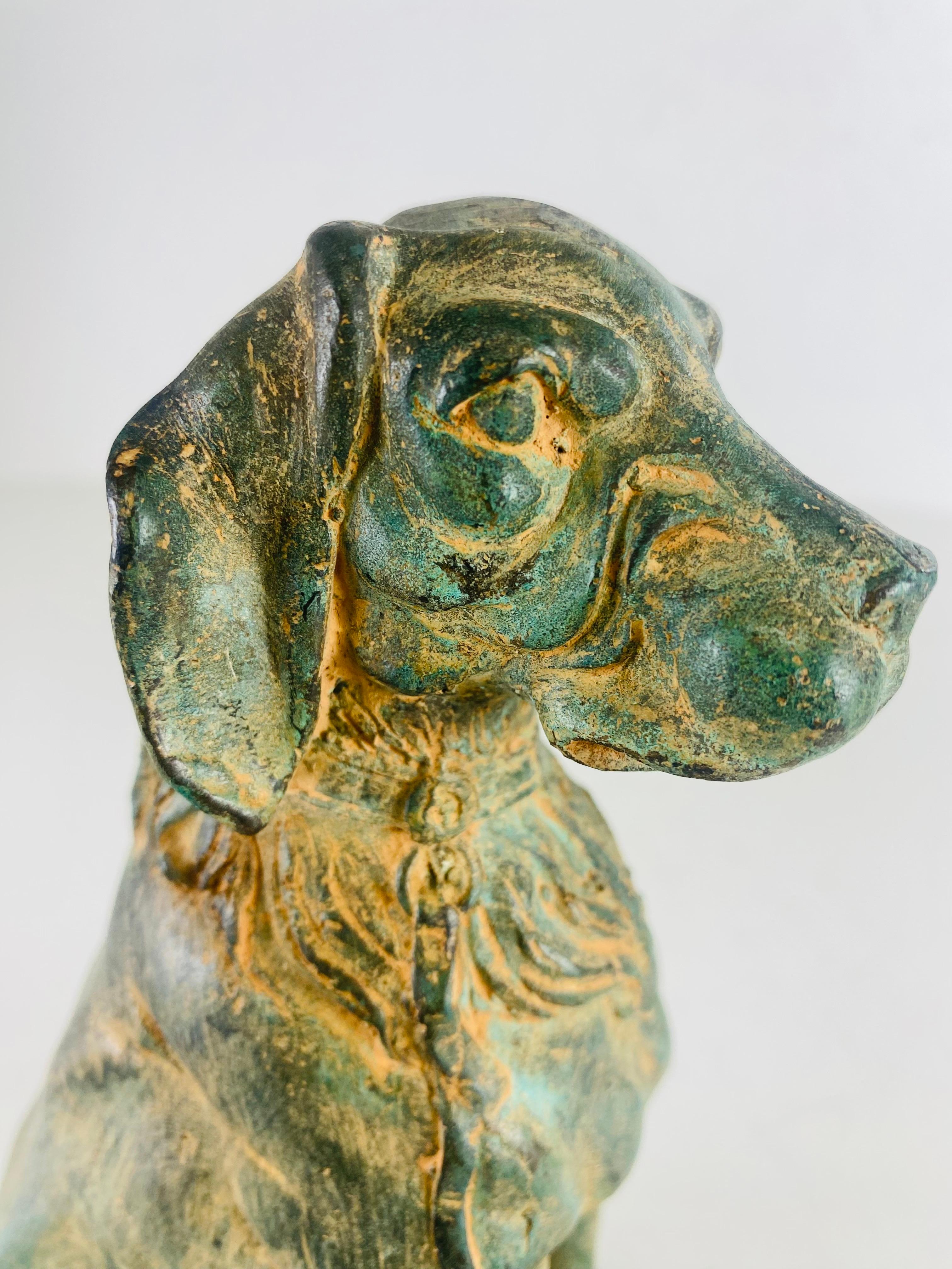Bronzo Scultura in bronzo di metà secolo di un cane da caccia in vendita