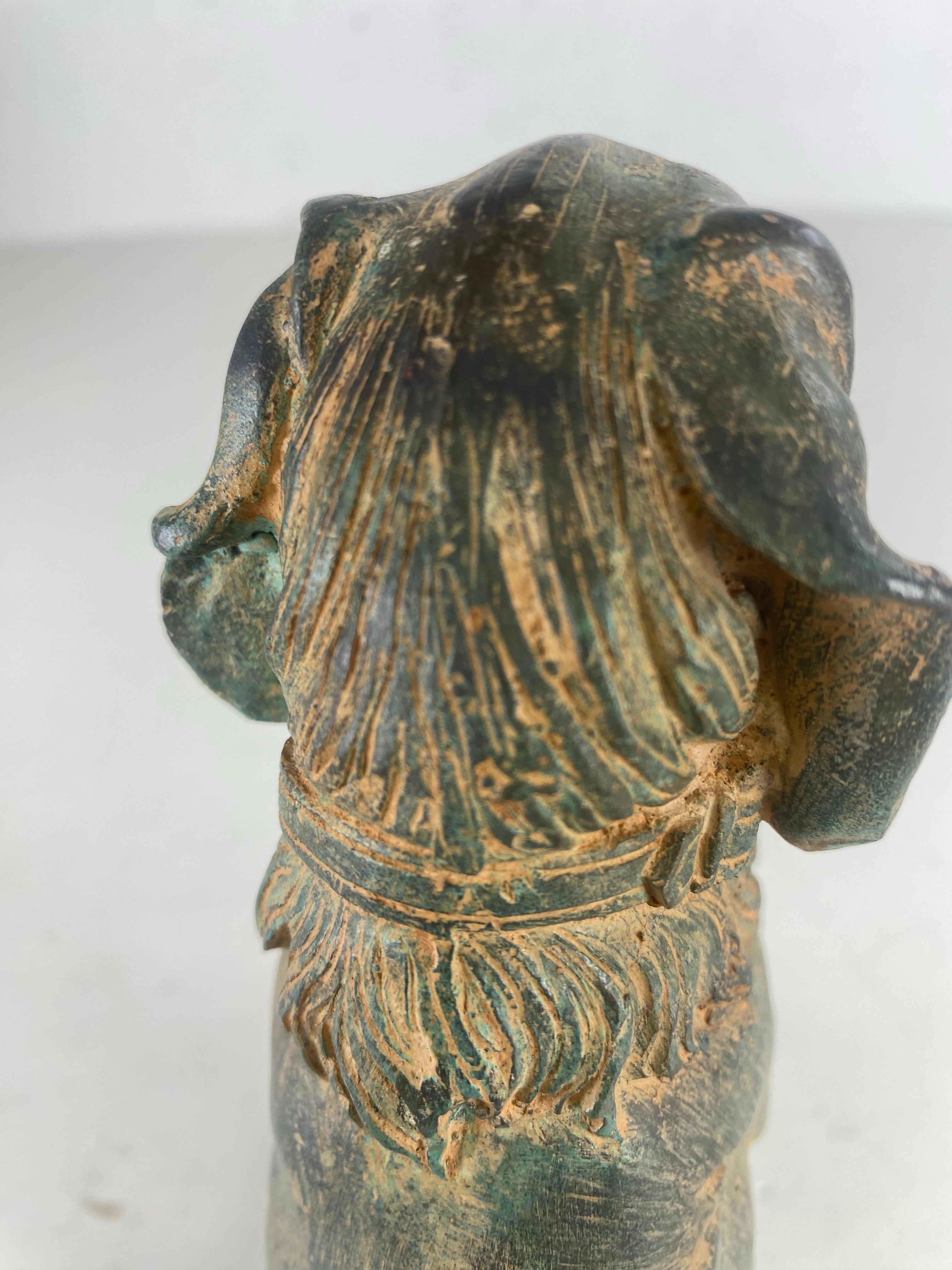 Scultura in bronzo di metà secolo di un cane da caccia in vendita 1