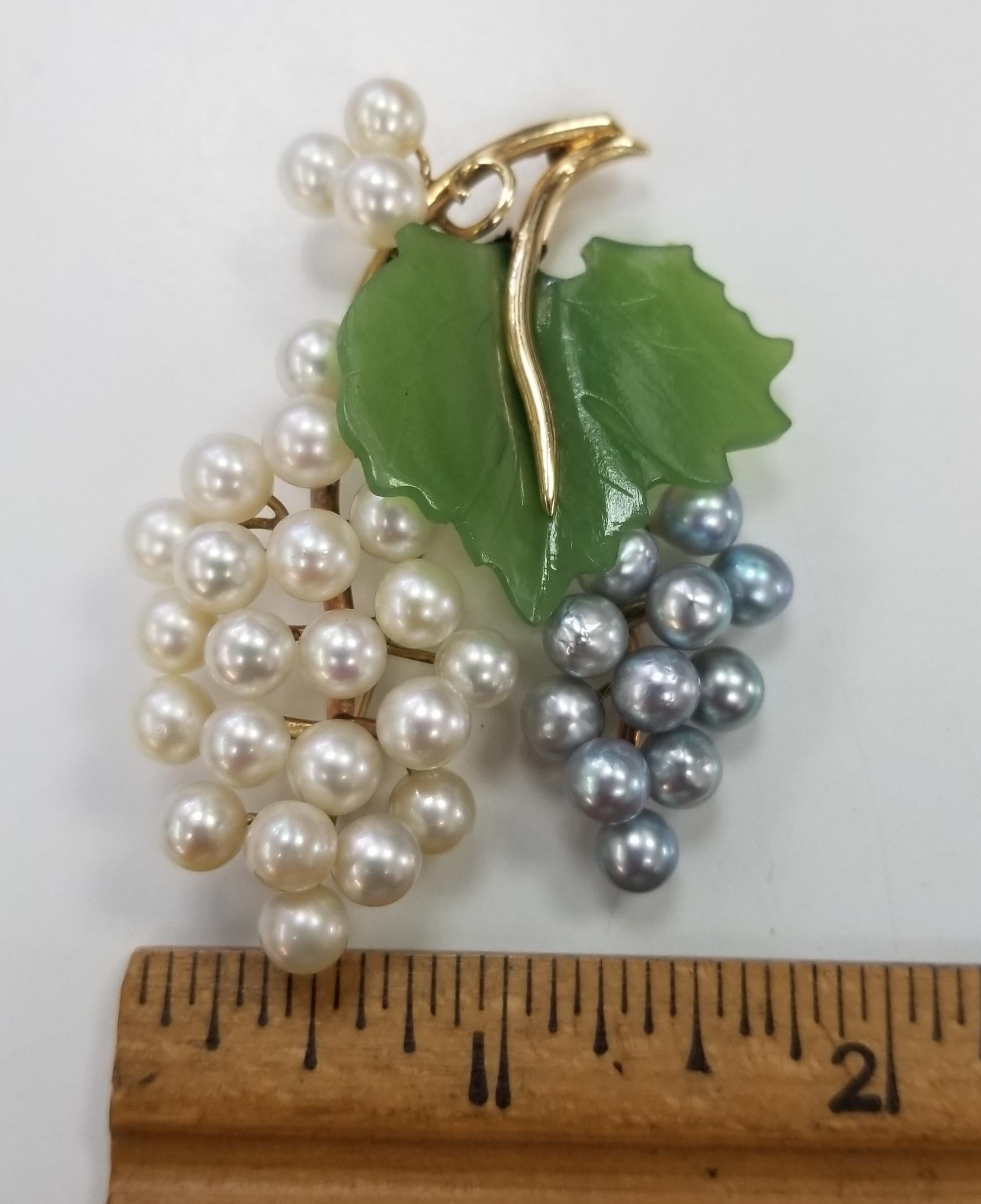Midcentury Vintage Brooch Features Carved Nephrite and Pearls in a 14 Karat Gold In Excellent Condition In Los Angeles, CA