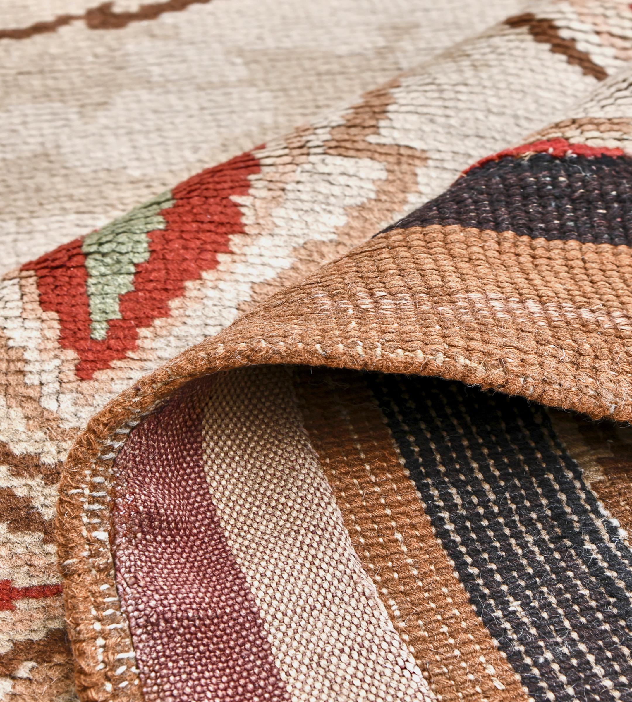 Tapis européen surdimensionné vintage du milieu du siècle en laine brun-buffle à motifs floraux en vente 3