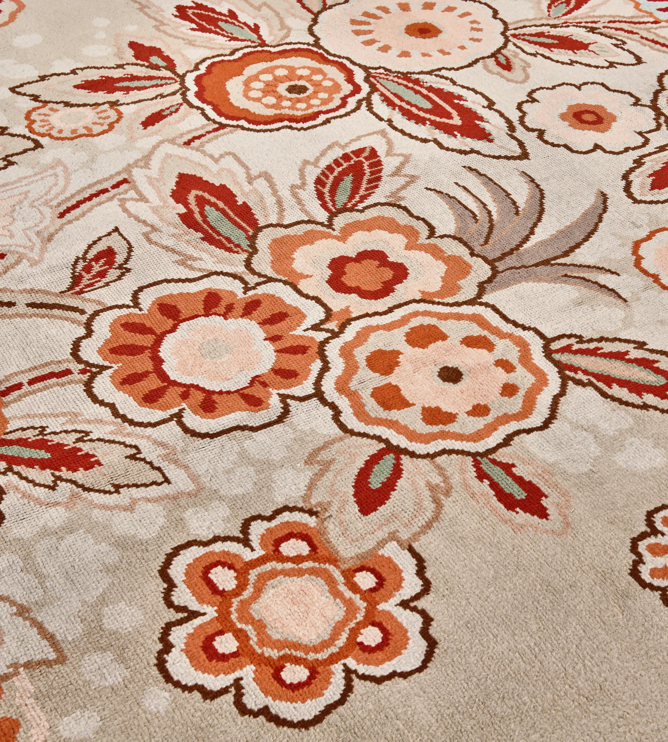 Européen Tapis européen surdimensionné vintage du milieu du siècle en laine brun-buffle à motifs floraux en vente