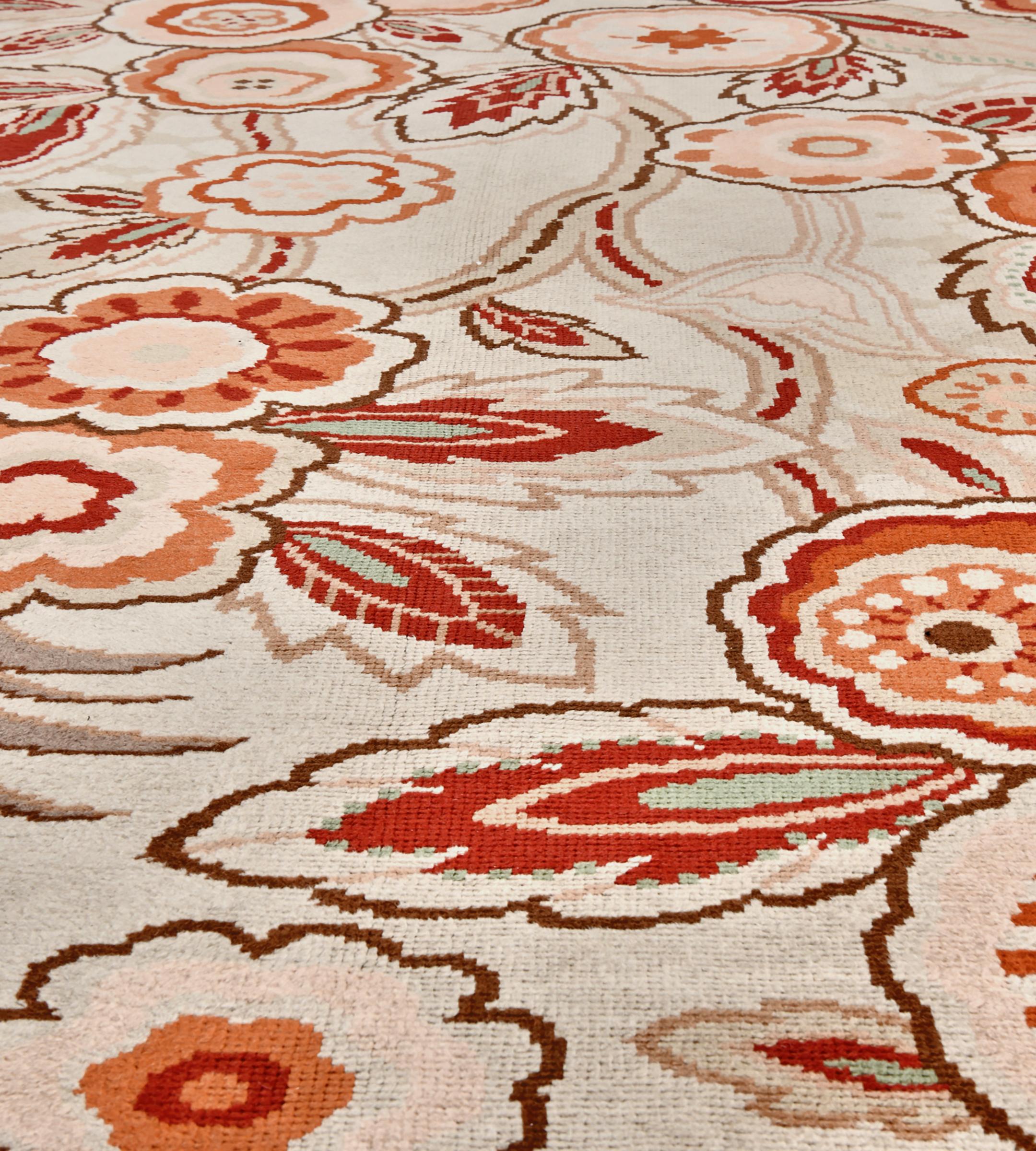 Noué à la main Tapis européen surdimensionné vintage du milieu du siècle en laine brun-buffle à motifs floraux en vente