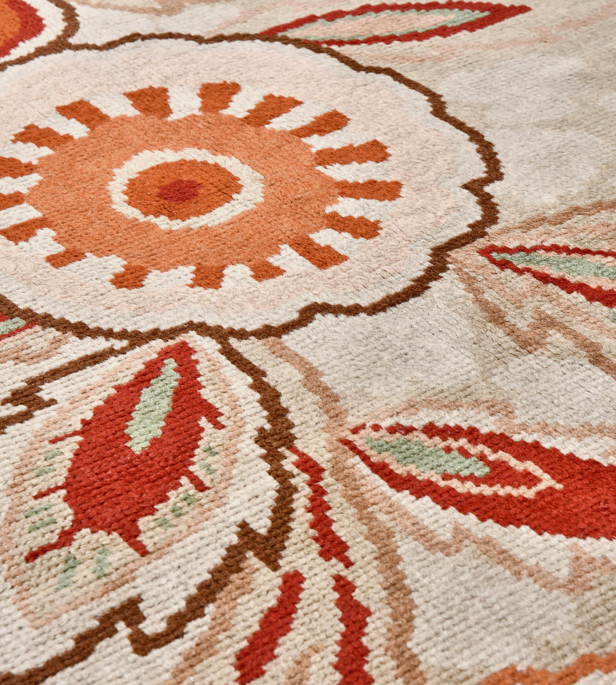 Tapis européen surdimensionné vintage du milieu du siècle en laine brun-buffle à motifs floraux Bon état - En vente à West Hollywood, CA
