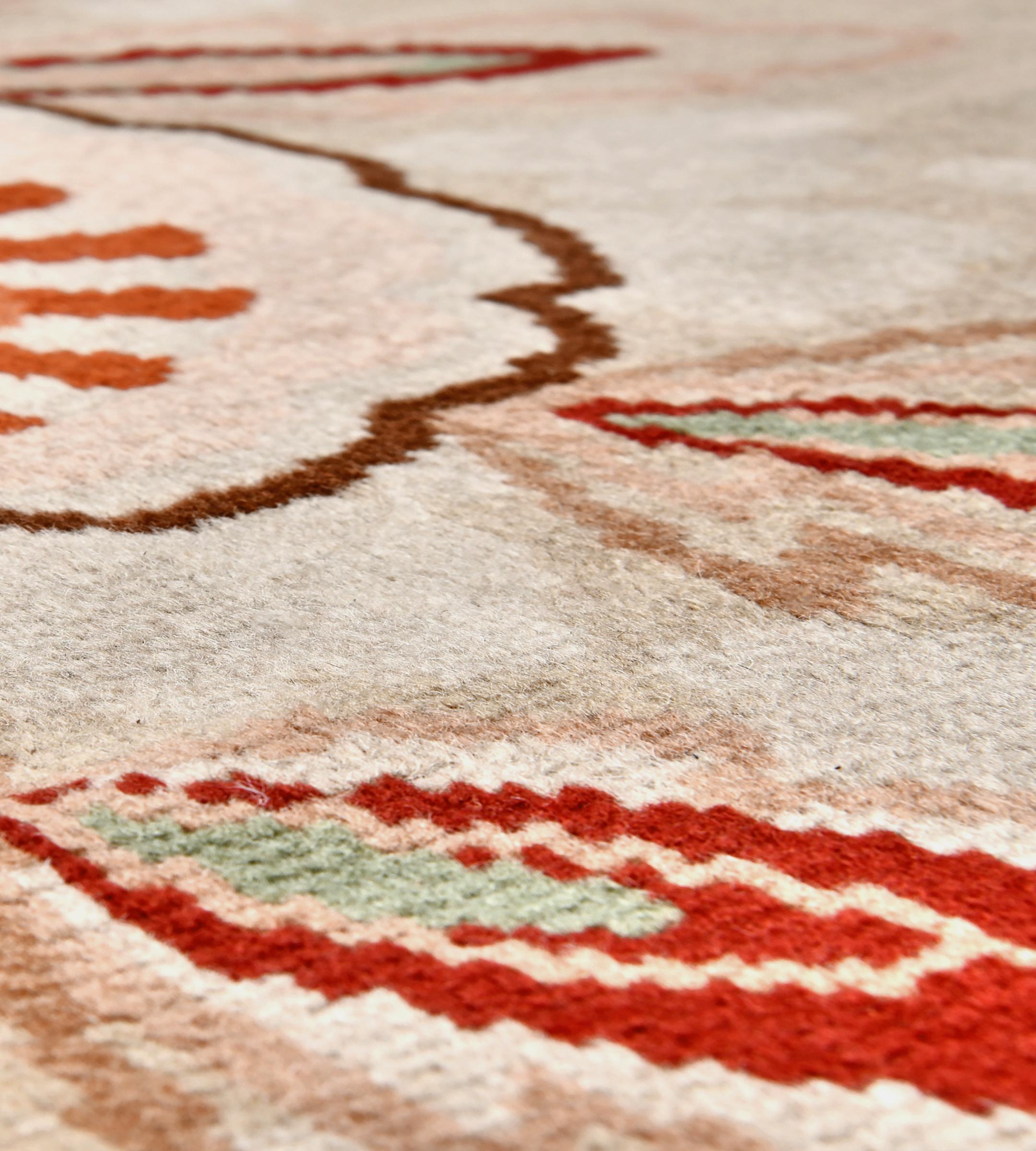 20ième siècle Tapis européen surdimensionné vintage du milieu du siècle en laine brun-buffle à motifs floraux en vente