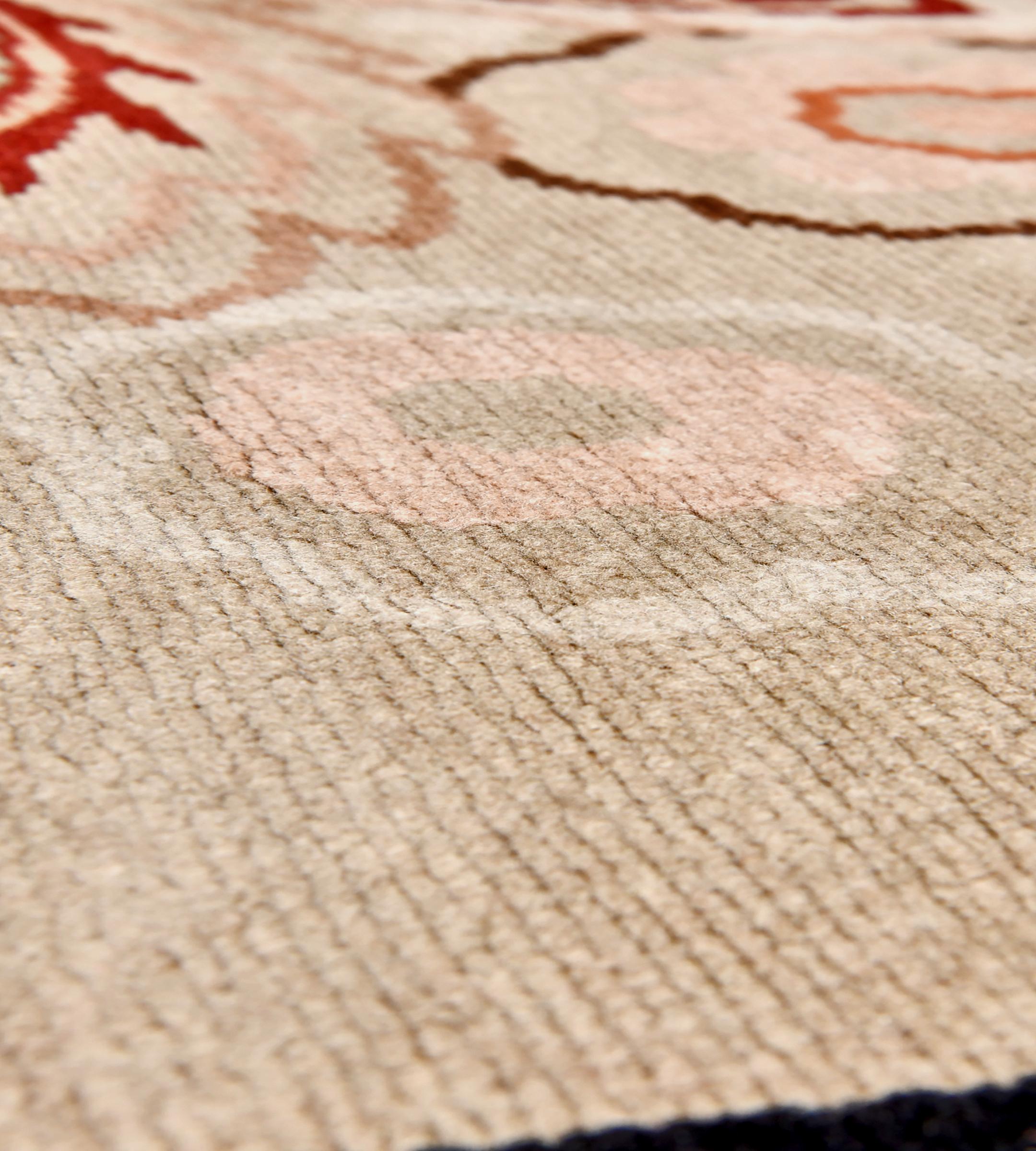 Laine Tapis européen surdimensionné vintage du milieu du siècle en laine brun-buffle à motifs floraux en vente