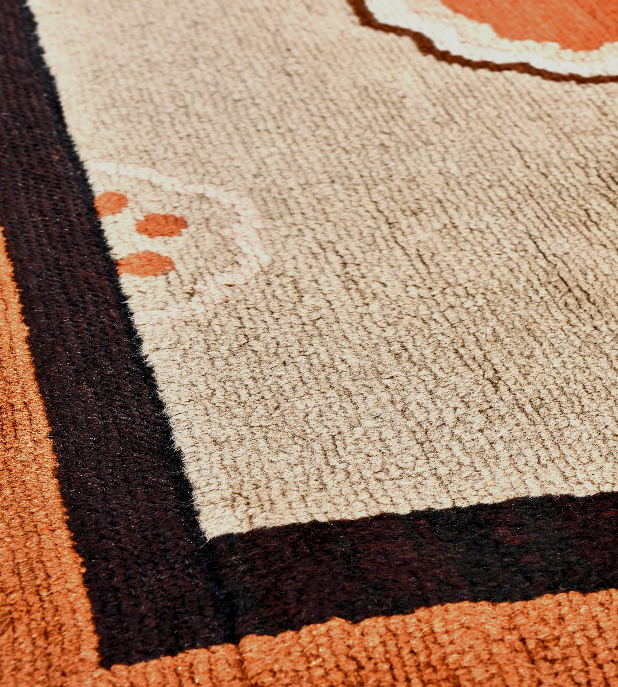Tapis européen surdimensionné vintage du milieu du siècle en laine brun-buffle à motifs floraux en vente 1