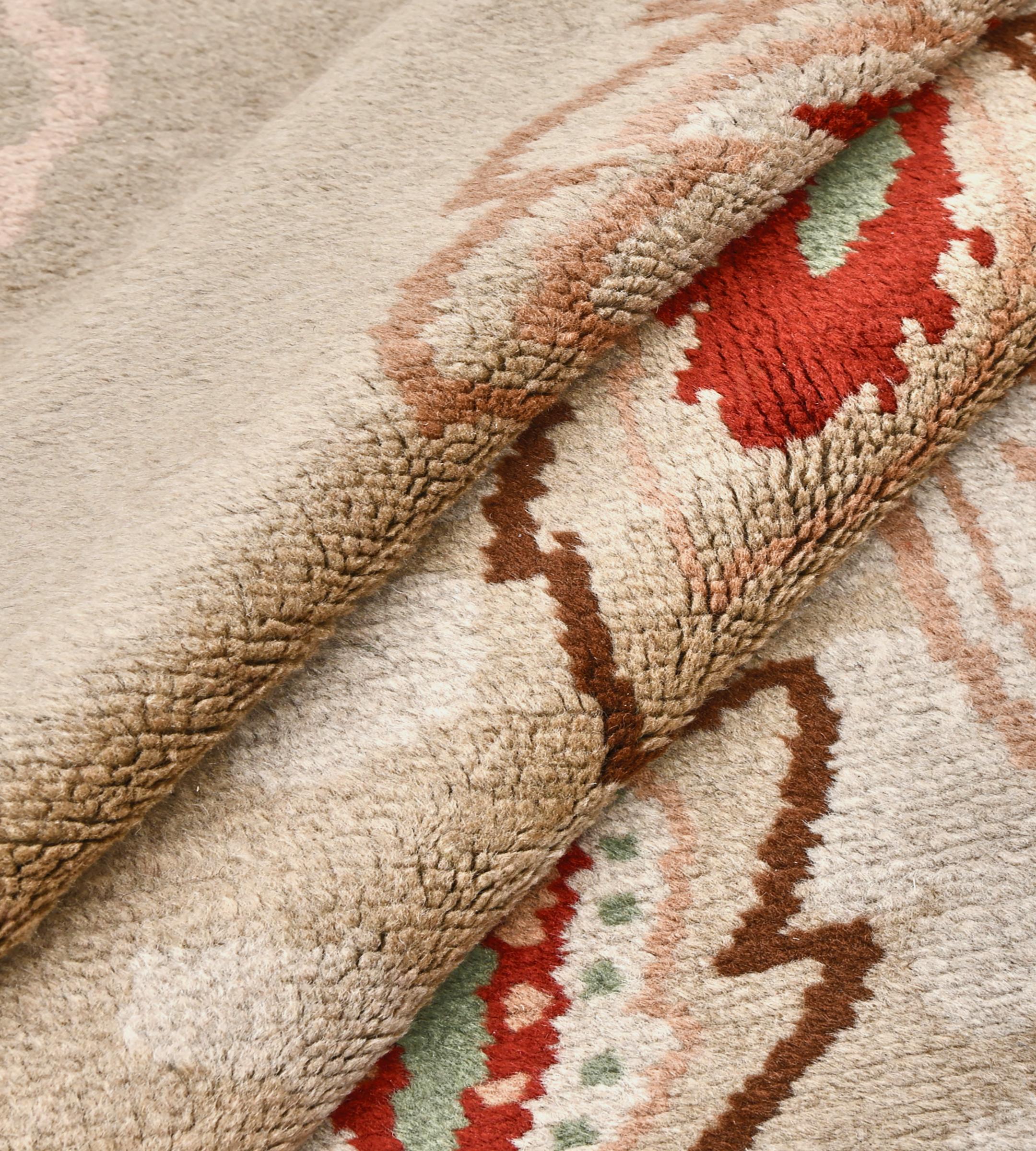 Tapis européen surdimensionné vintage du milieu du siècle en laine brun-buffle à motifs floraux en vente 2