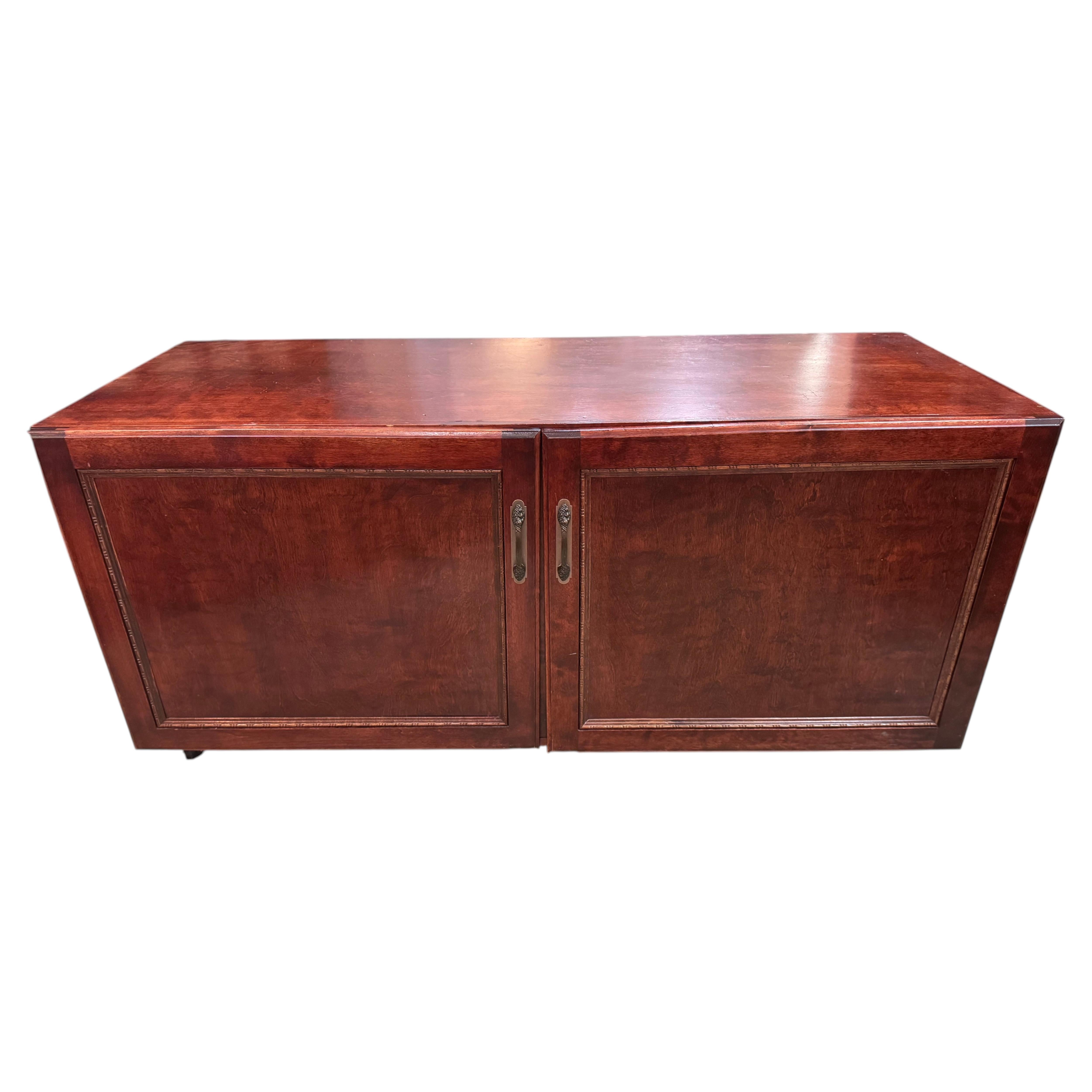 Buffet Vintage du milieu du siècle avec étagères coulissantes