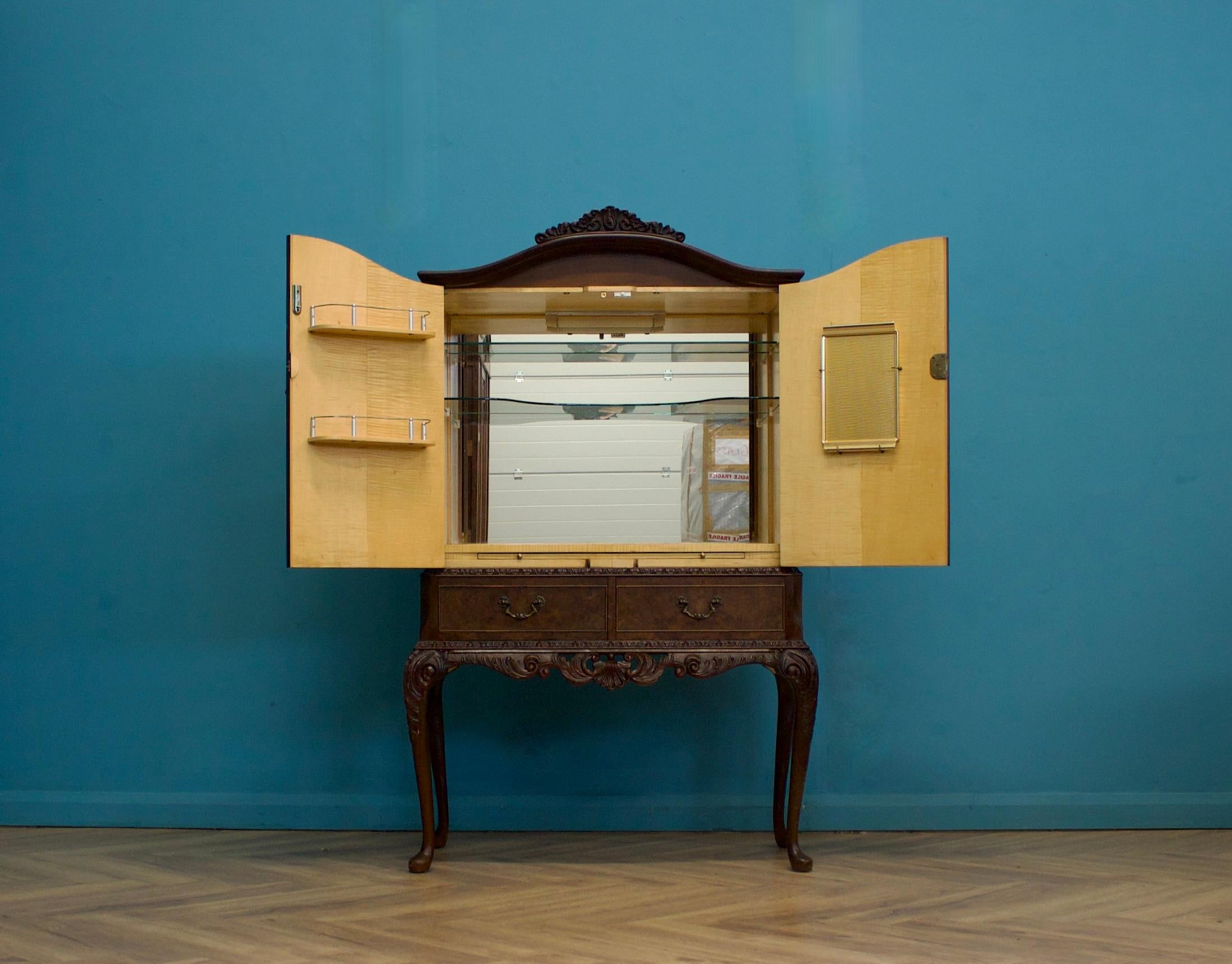 Veneer Mid Century Vintage Burr Walnut Queen Anne Style Drinks Cocktail Cabinet, 1950s For Sale