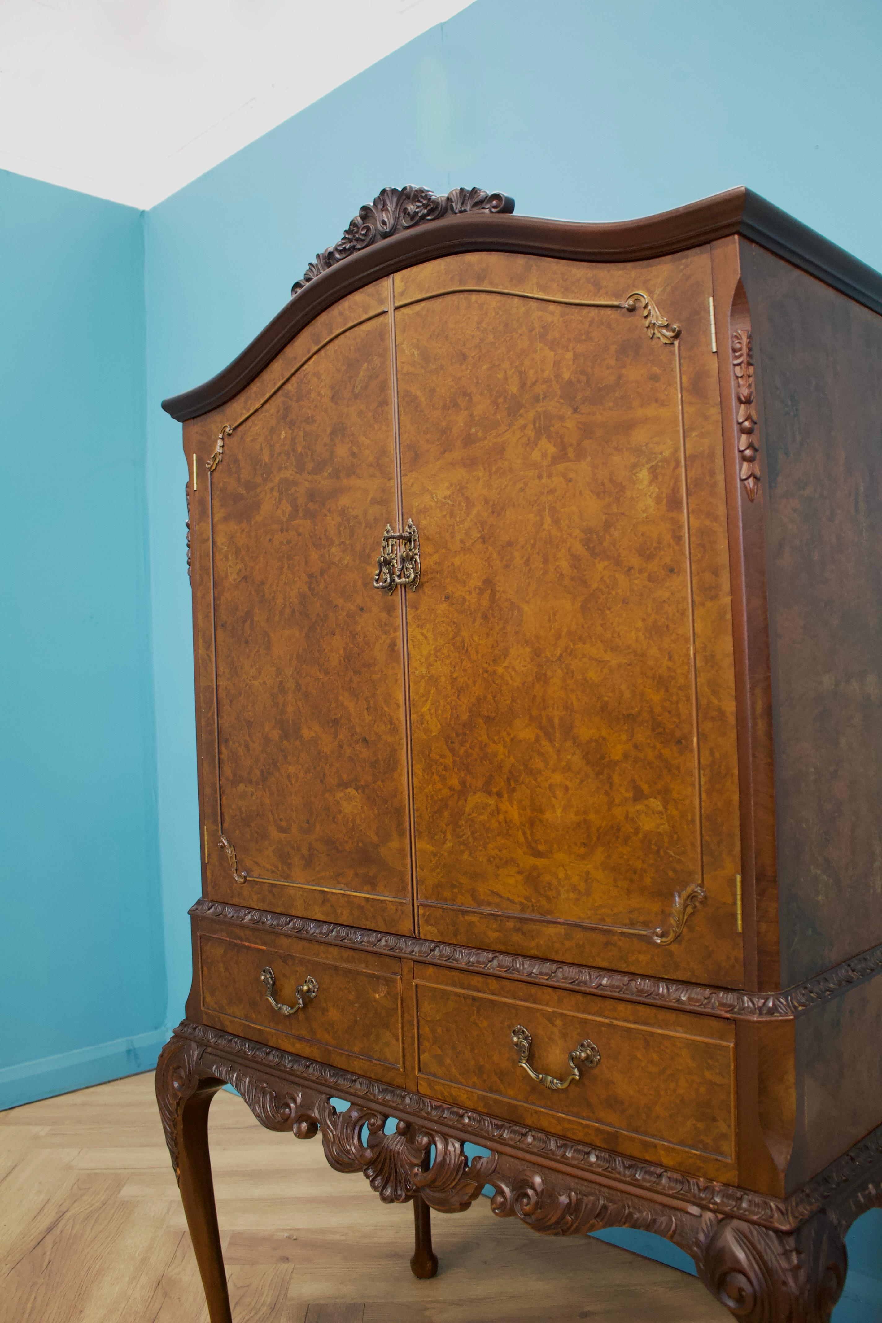 20th Century Mid Century Vintage Burr Walnut Queen Anne Style Drinks Cocktail Cabinet, 1950s For Sale