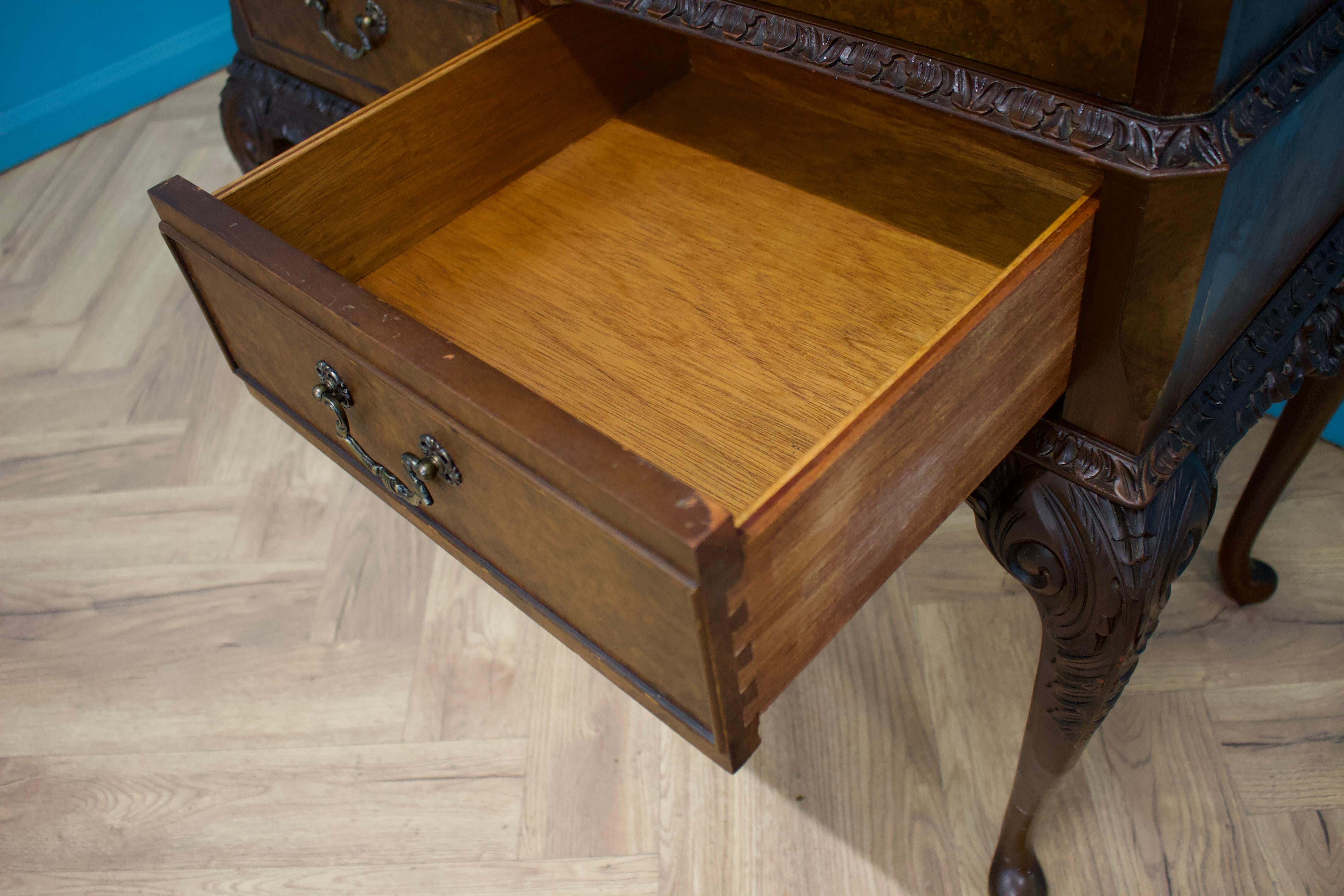 Mid Century Vintage Burr Walnut Queen Anne Style Drinks Cocktail Cabinet, 1950s For Sale 1