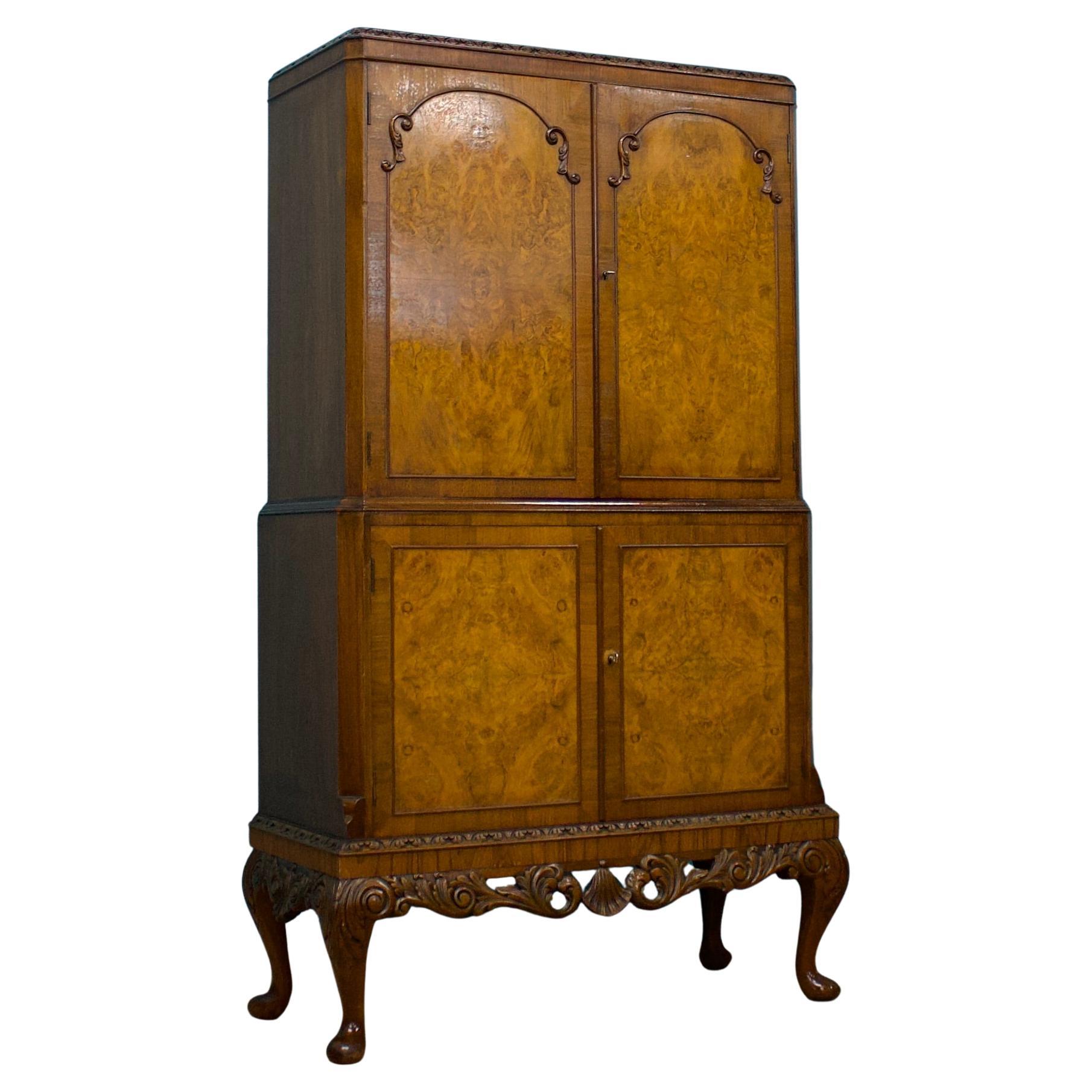 Mobile da cocktail di metà secolo in radica di noce in stile Queen Anne, anni
50