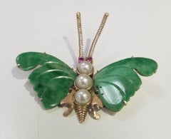Broche « papillon » vintage du milieu du siècle en or 14 carats avec jade sculpté et 3 perles de culture